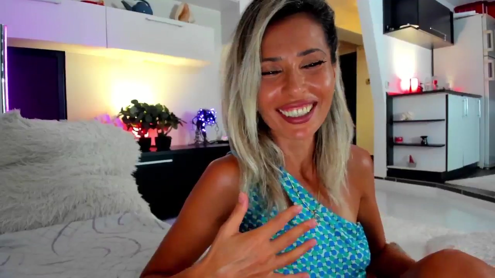 Gallery image thumbnail from SmileyTinaa's myfreecams stream on, 08/27/2024, 18:32 image 15 of 20
