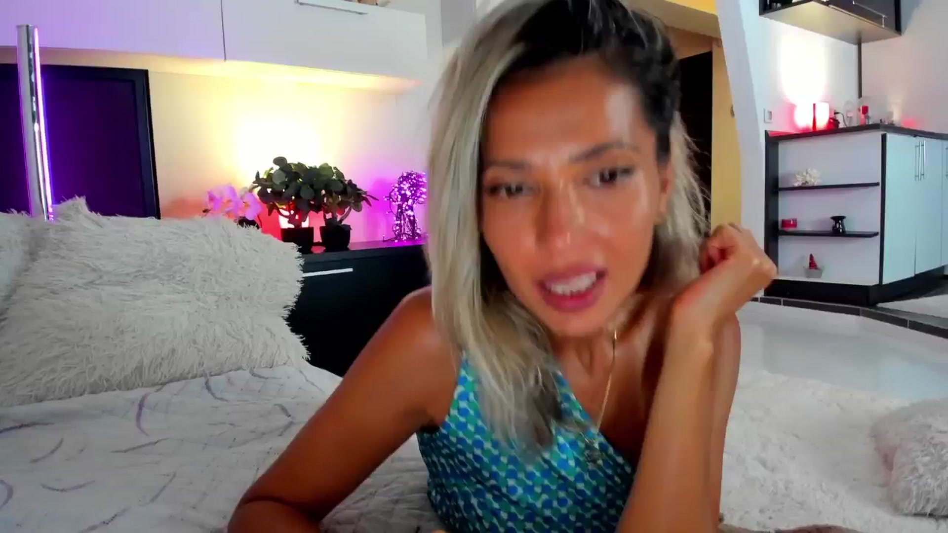 Gallery image thumbnail from SmileyTinaa's myfreecams stream on, 08/27/2024, 20:48 image 18 of 20