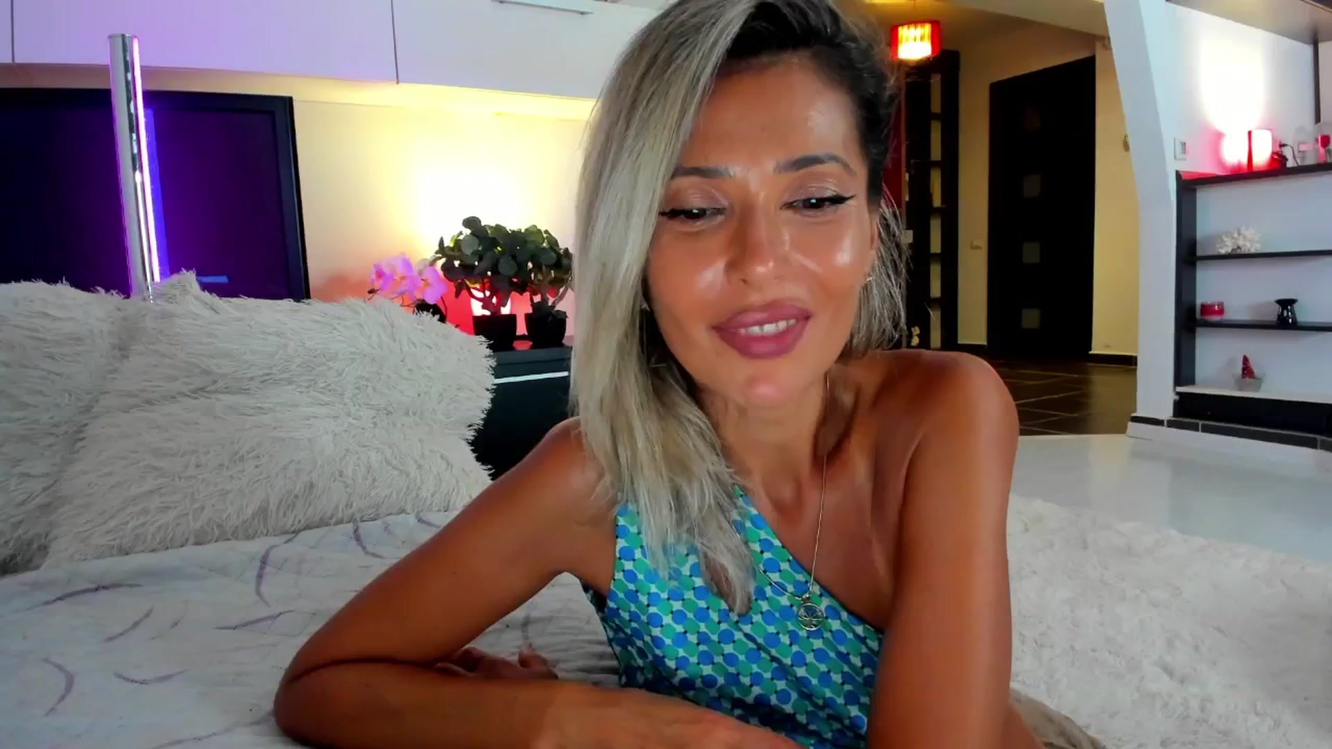 Gallery image thumbnail from SmileyTinaa's myfreecams stream on, 08/27/2024, 20:48 image 19 of 20