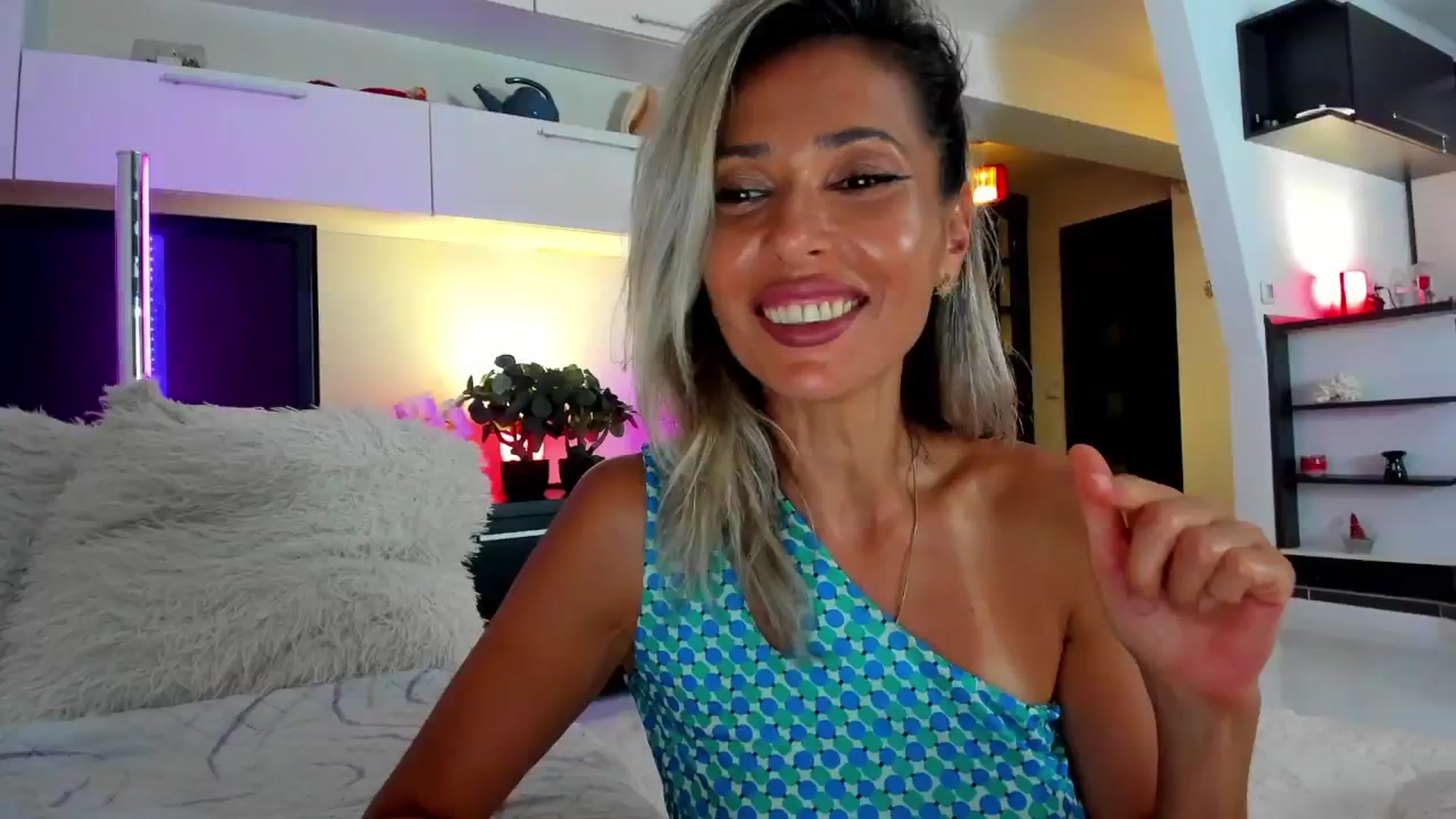 Gallery image thumbnail from SmileyTinaa's myfreecams stream on, 08/27/2024, 20:48 image 9 of 20