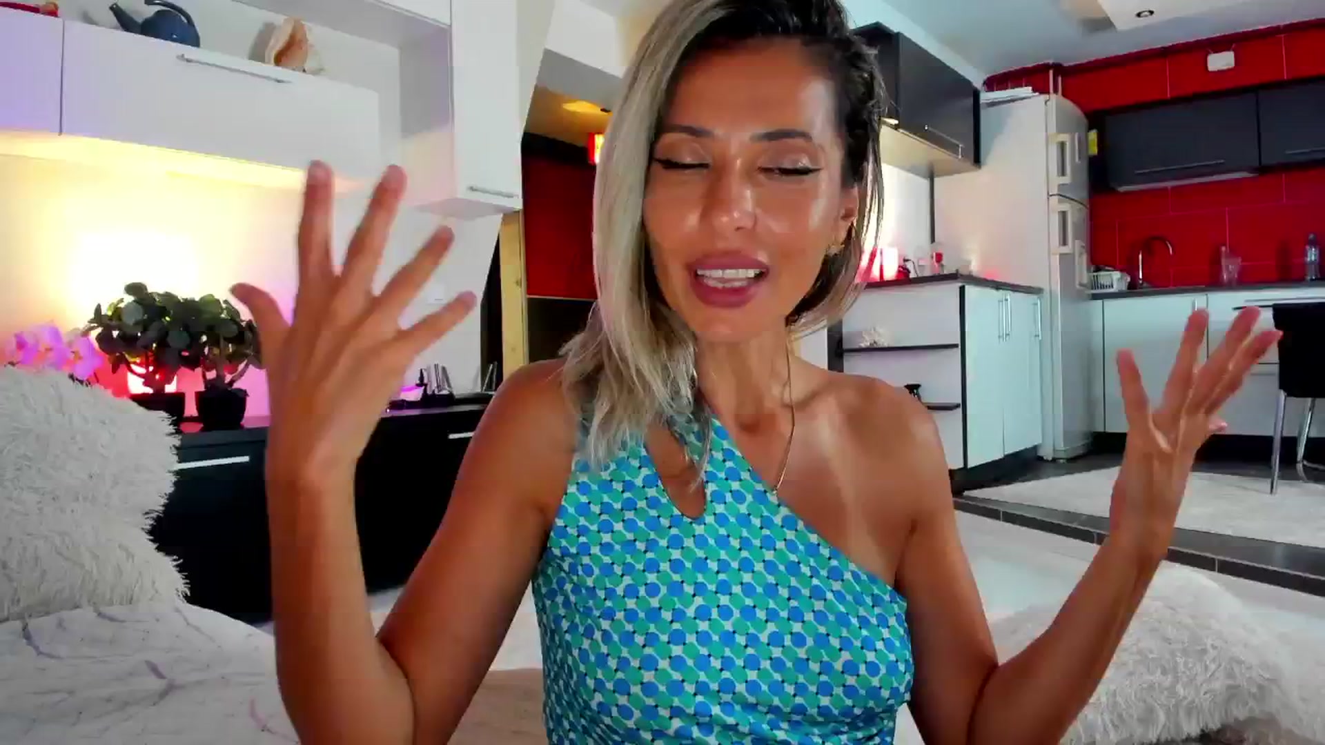 Gallery image thumbnail from SmileyTinaa's myfreecams stream on, 08/27/2024, 23:05 image 6 of 20