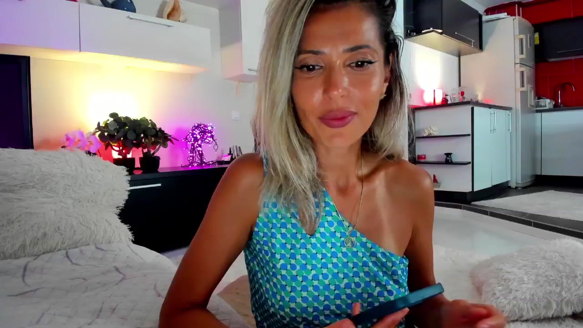 Gallery image thumbnail from SmileyTinaa's myfreecams stream on, 08/27/2024, 23:05 image 10 of 20