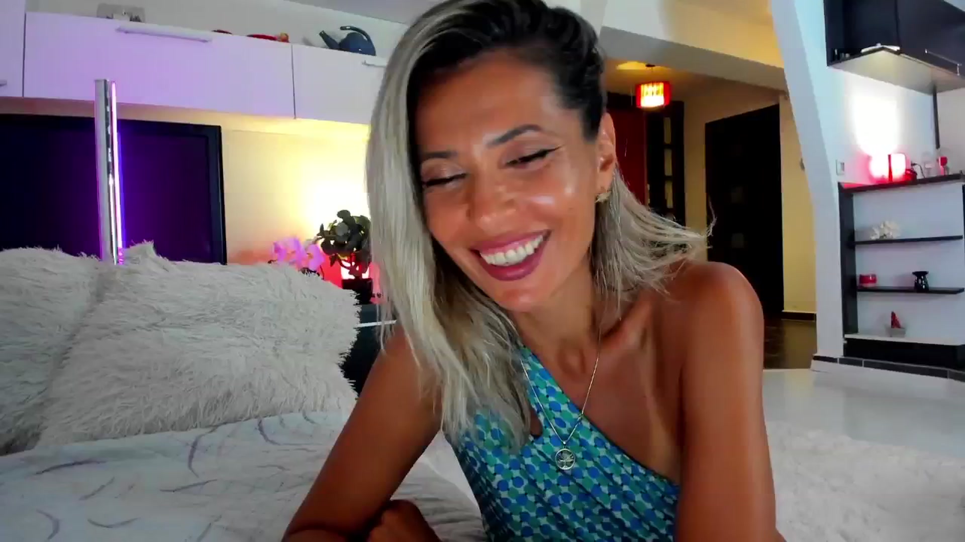 Gallery image thumbnail from SmileyTinaa's myfreecams stream on, 08/27/2024, 23:05 image 18 of 20