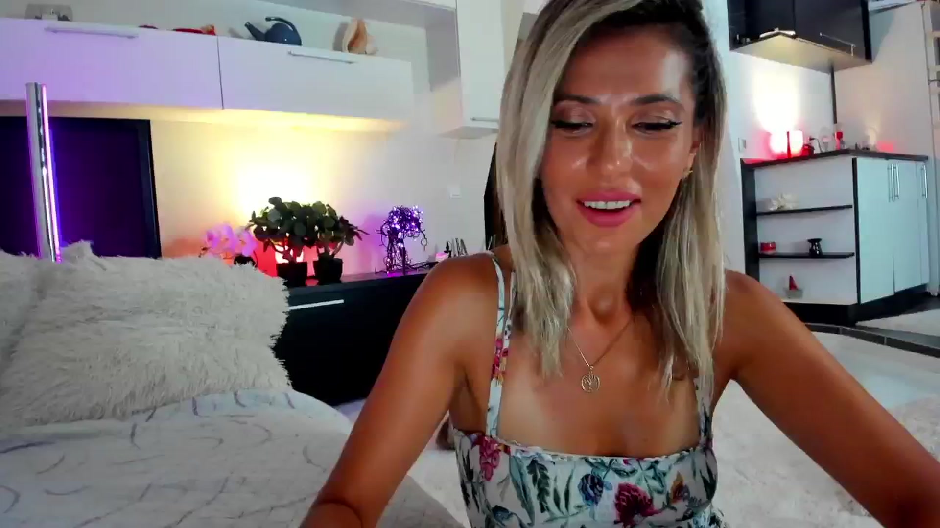 Gallery image thumbnail from SmileyTinaa's myfreecams stream on, 08/29/2024, 24:10 image 7 of 20