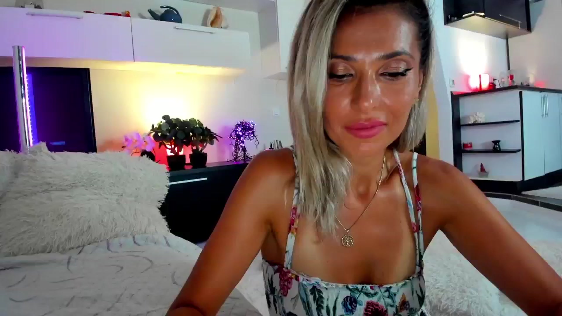 Gallery image thumbnail from SmileyTinaa's myfreecams stream on, 08/29/2024, 24:10 image 8 of 20