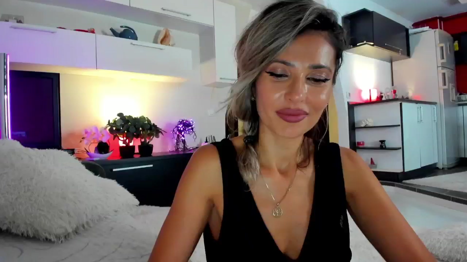 Gallery image thumbnail from SmileyTinaa's myfreecams stream on, 09/26/2024, 23:32 image 18 of 20