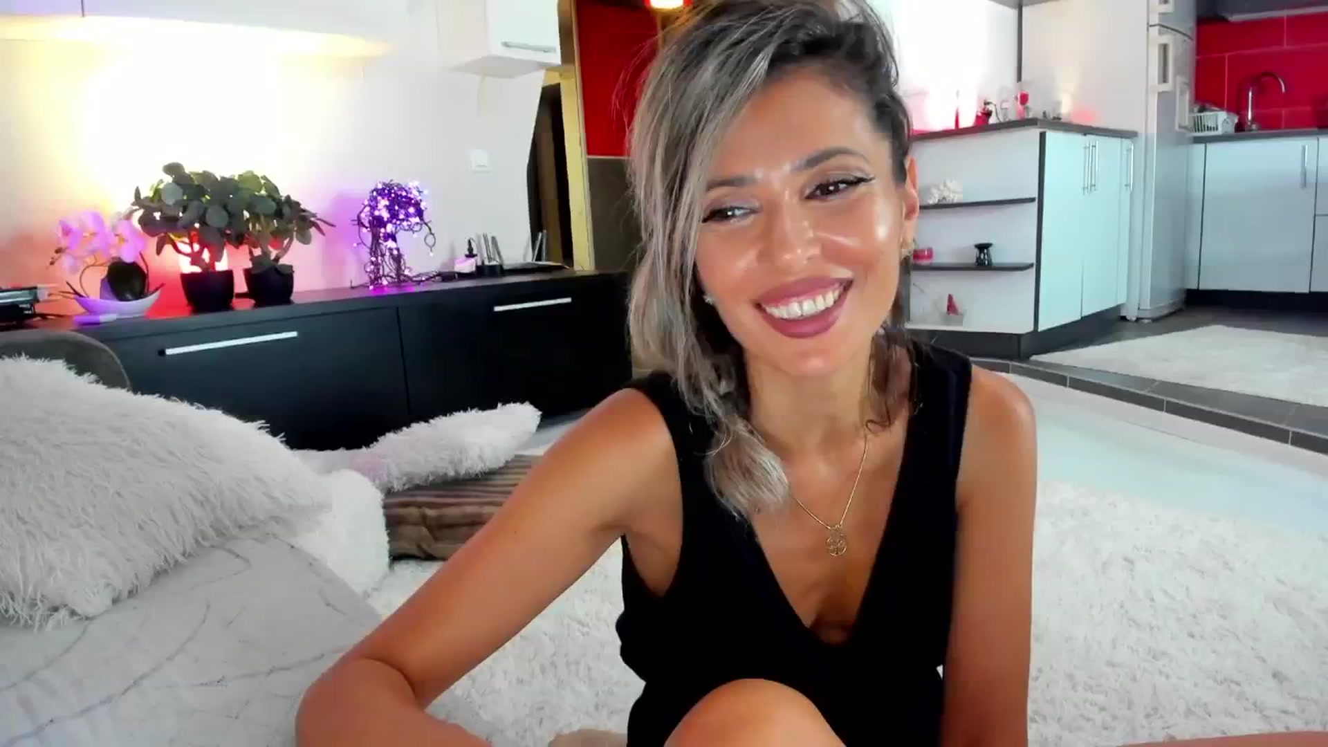 Gallery image thumbnail from SmileyTinaa's myfreecams stream on, 09/27/2024, 04:37 image 14 of 20