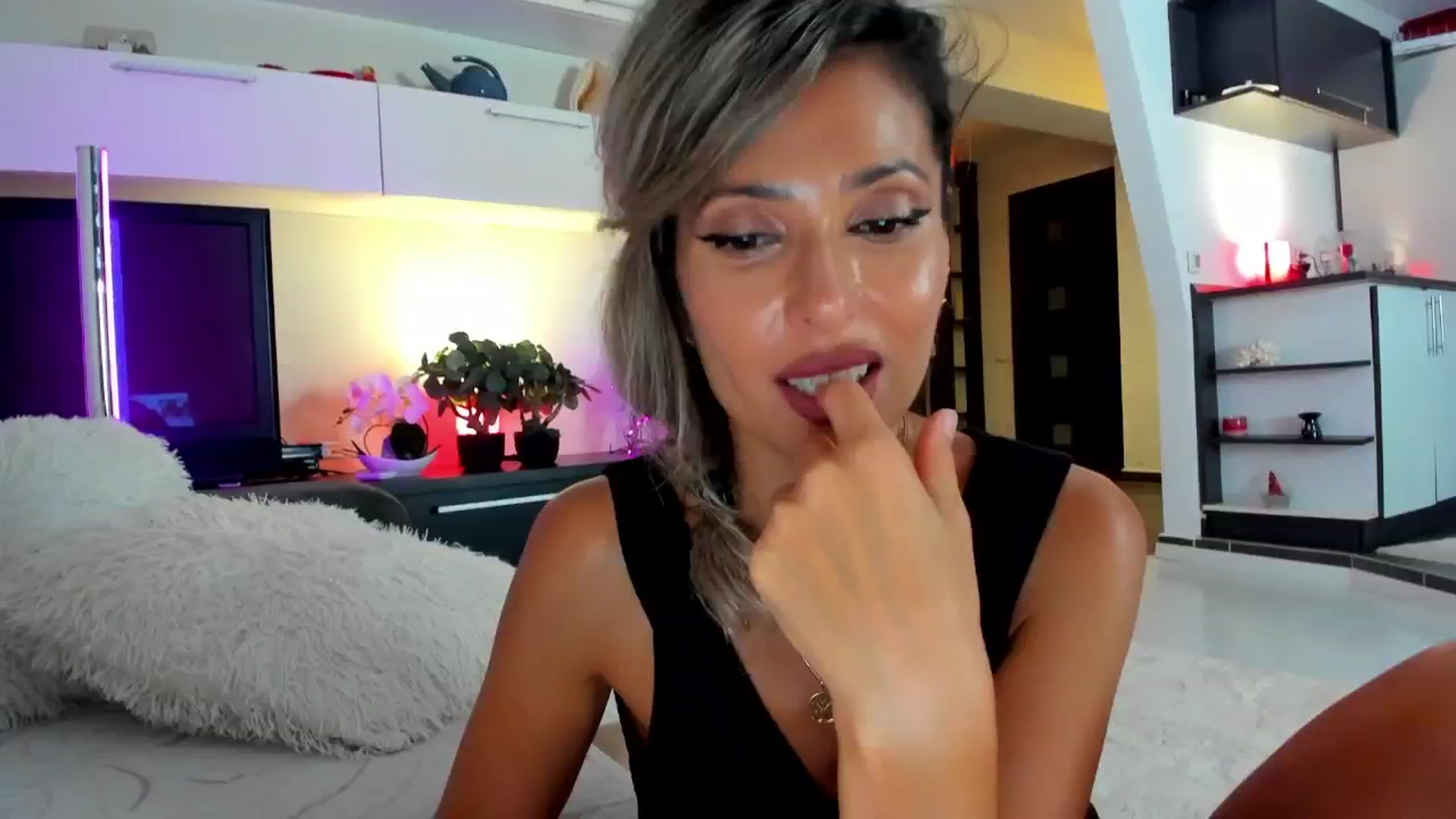 Gallery image thumbnail from SmileyTinaa's myfreecams stream on, 09/27/2024, 04:37 image 6 of 20