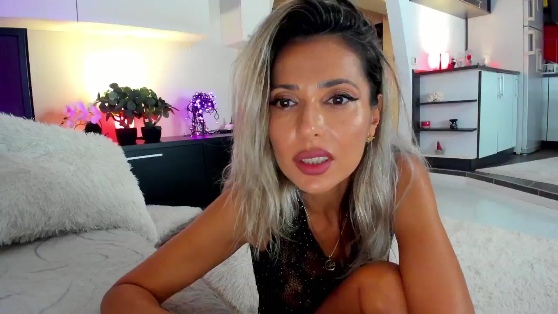 Gallery image thumbnail from SmileyTinaa's myfreecams stream on, 09/28/2024, 24:07 image 10 of 20