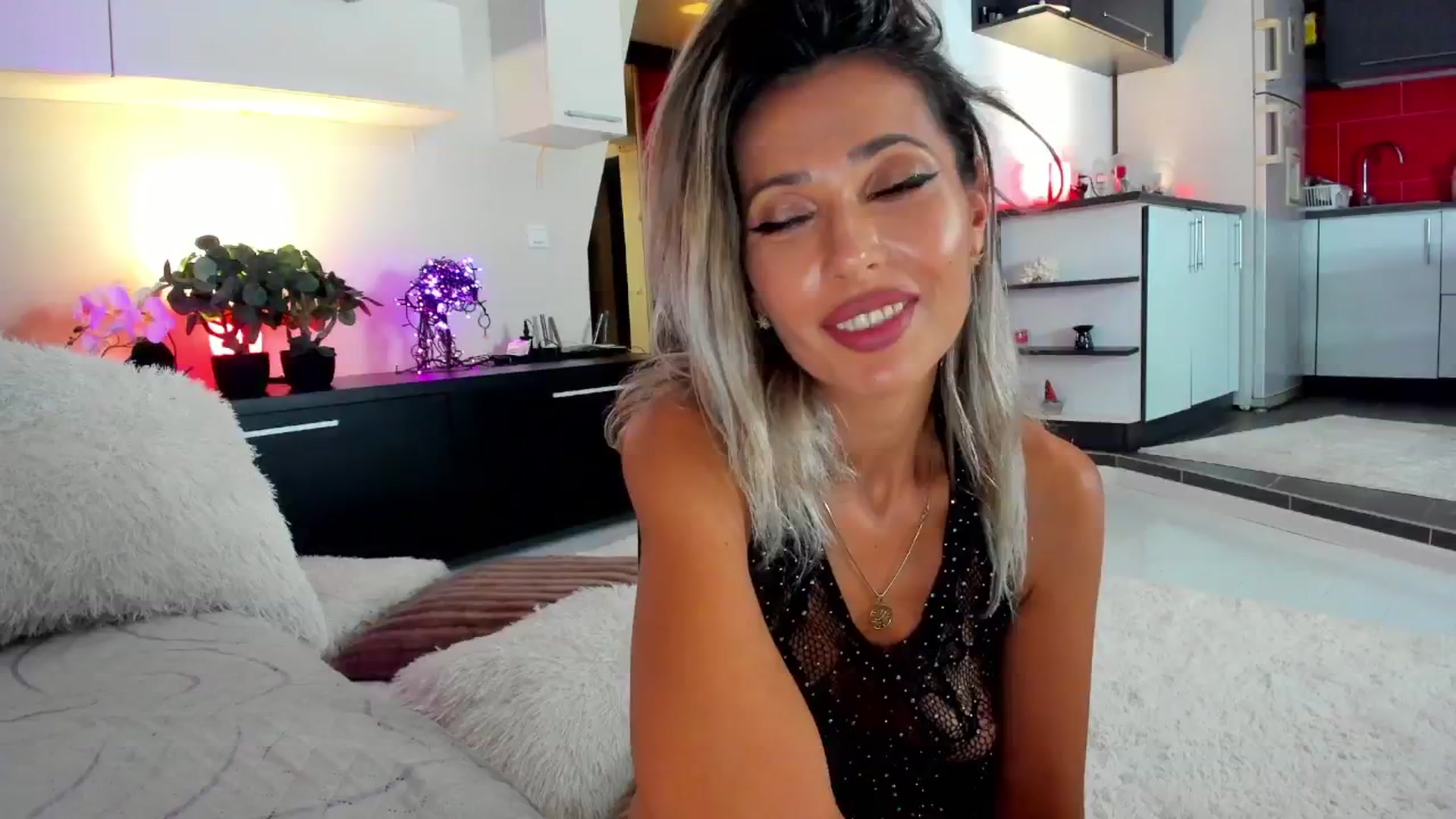 Gallery image thumbnail from SmileyTinaa's myfreecams stream on, 09/28/2024, 24:07 image 3 of 20