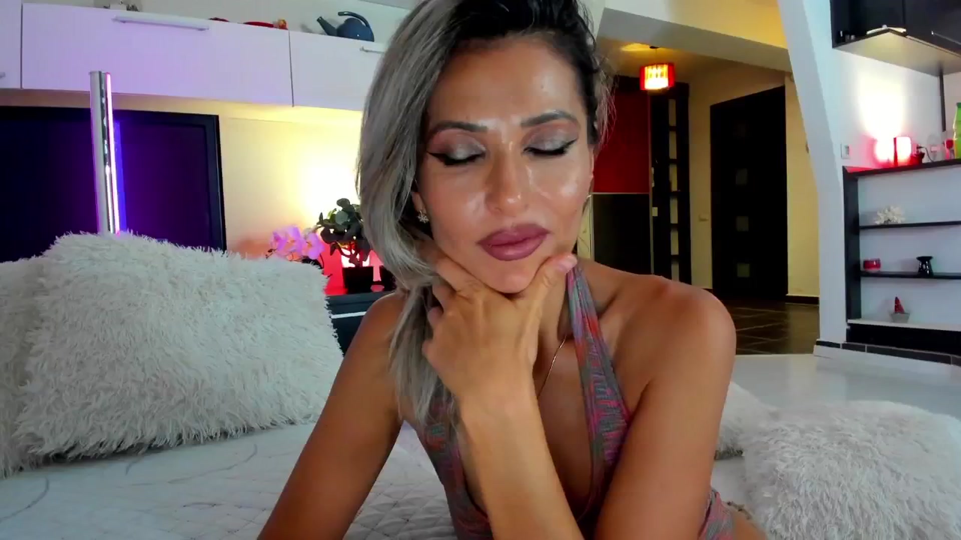 Gallery image thumbnail from SmileyTinaa's myfreecams stream on, 10/03/2024, 23:50 image 13 of 20