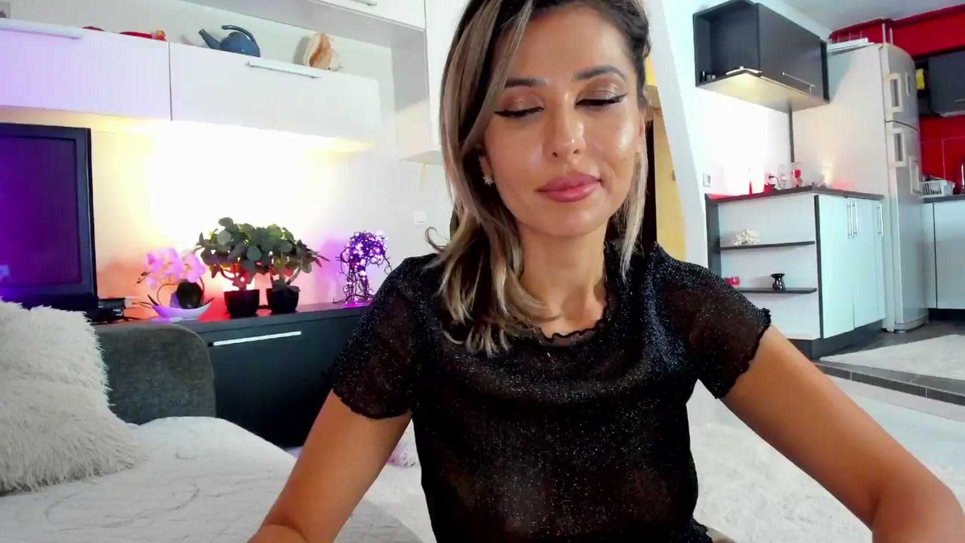 Gallery image thumbnail from SmileyTinaa's myfreecams stream on, 10/24/2024, 21:29 image 17 of 20