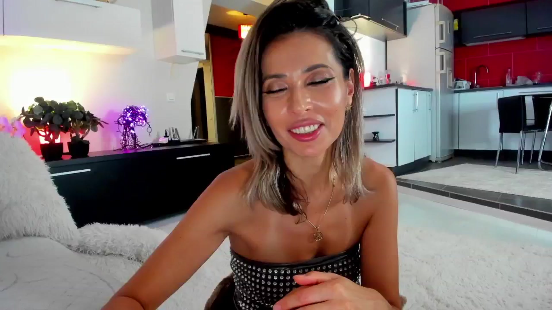 Gallery image thumbnail from SmileyTinaa's myfreecams stream on, 10/25/2024, 22:30 image 17 of 20