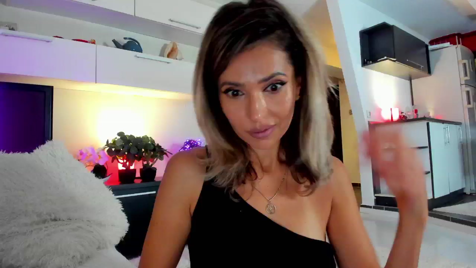 Gallery image thumbnail from SmileyTinaa's myfreecams stream on, 11/08/2024, 24:04 image 2 of 20