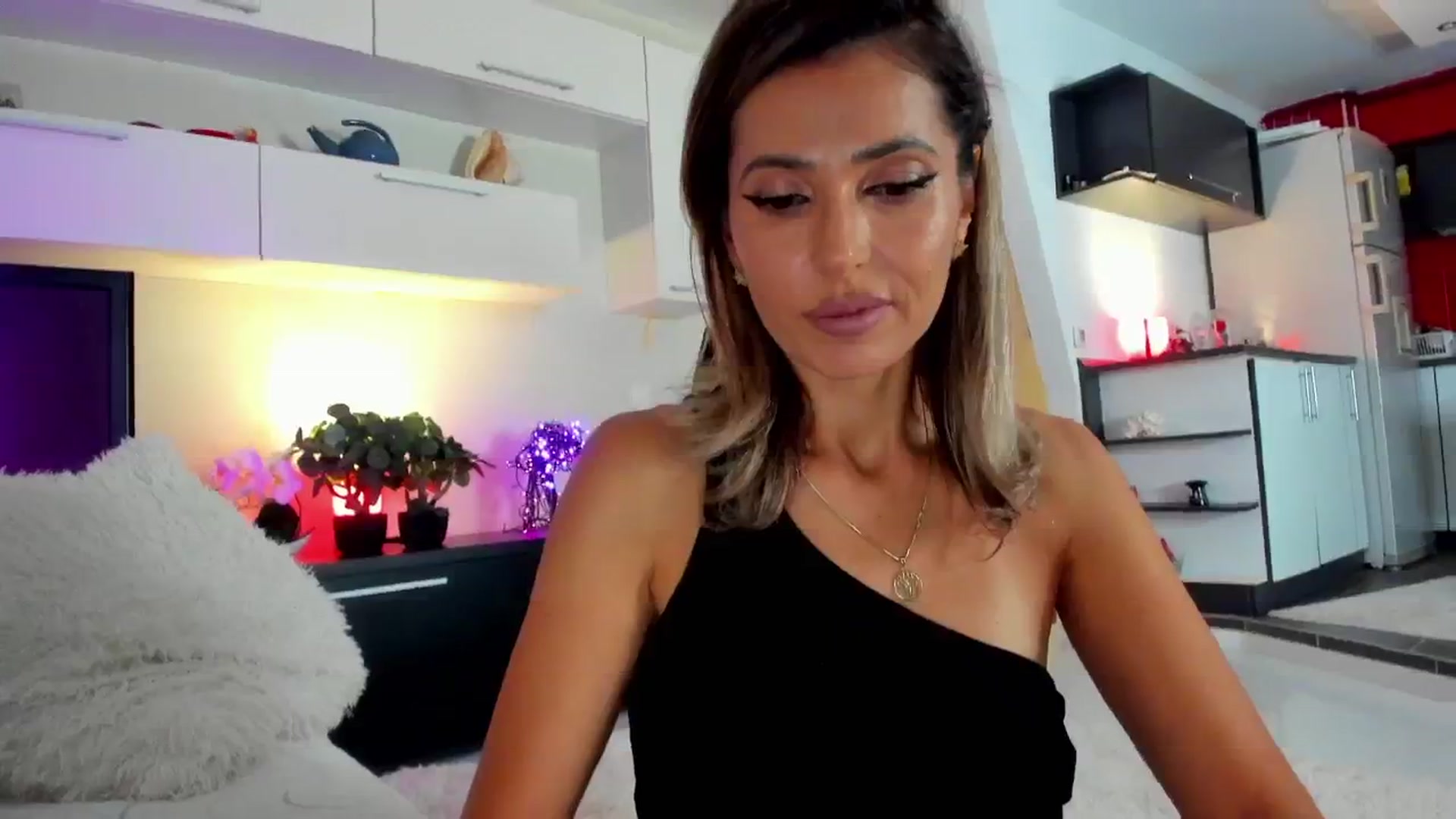 Gallery image thumbnail from SmileyTinaa's myfreecams stream on, 11/08/2024, 24:04 image 5 of 20