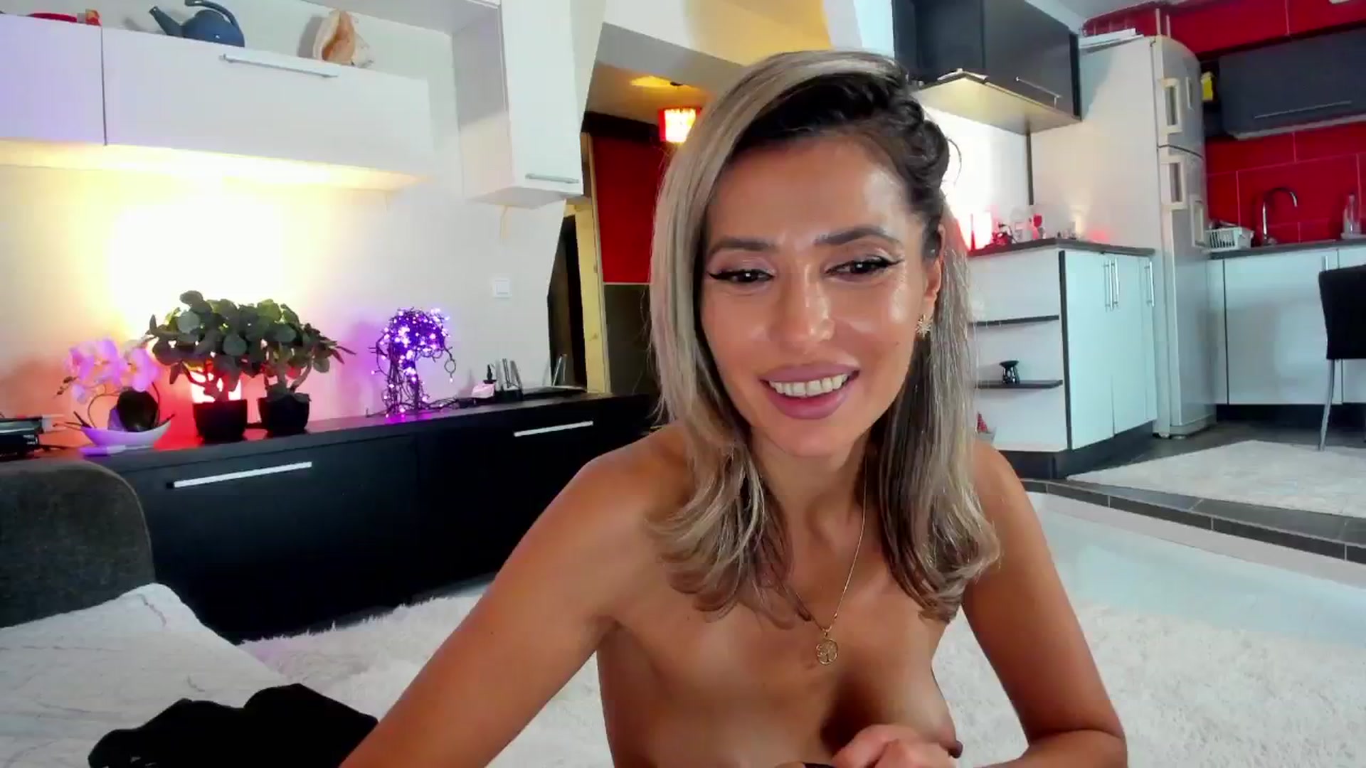 Gallery image thumbnail from SmileyTinaa's myfreecams stream on, 11/08/2024, 24:38 image 5 of 20