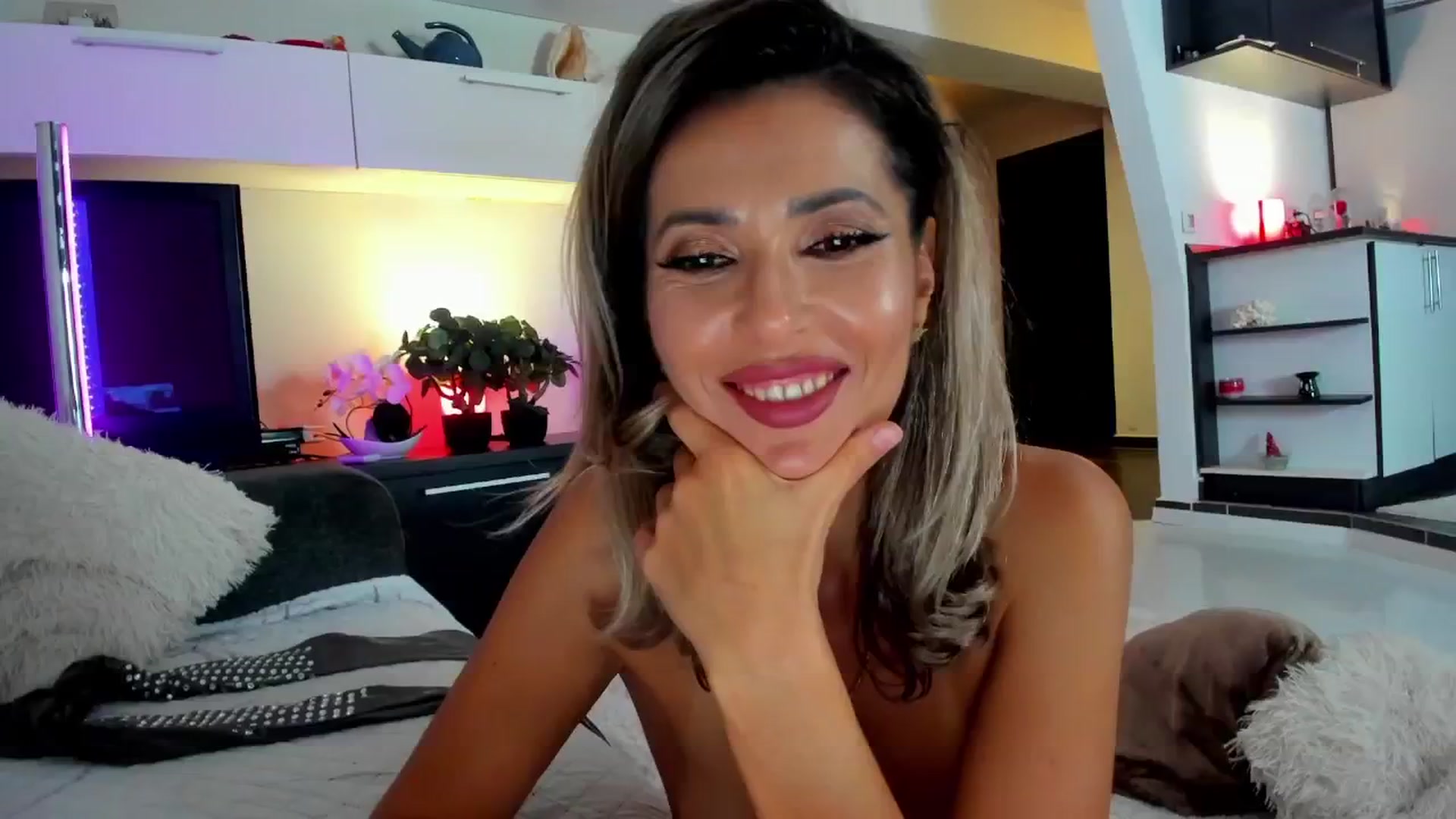 Gallery image thumbnail from SmileyTinaa's myfreecams stream on, 11/09/2024, 24:00 image 10 of 20