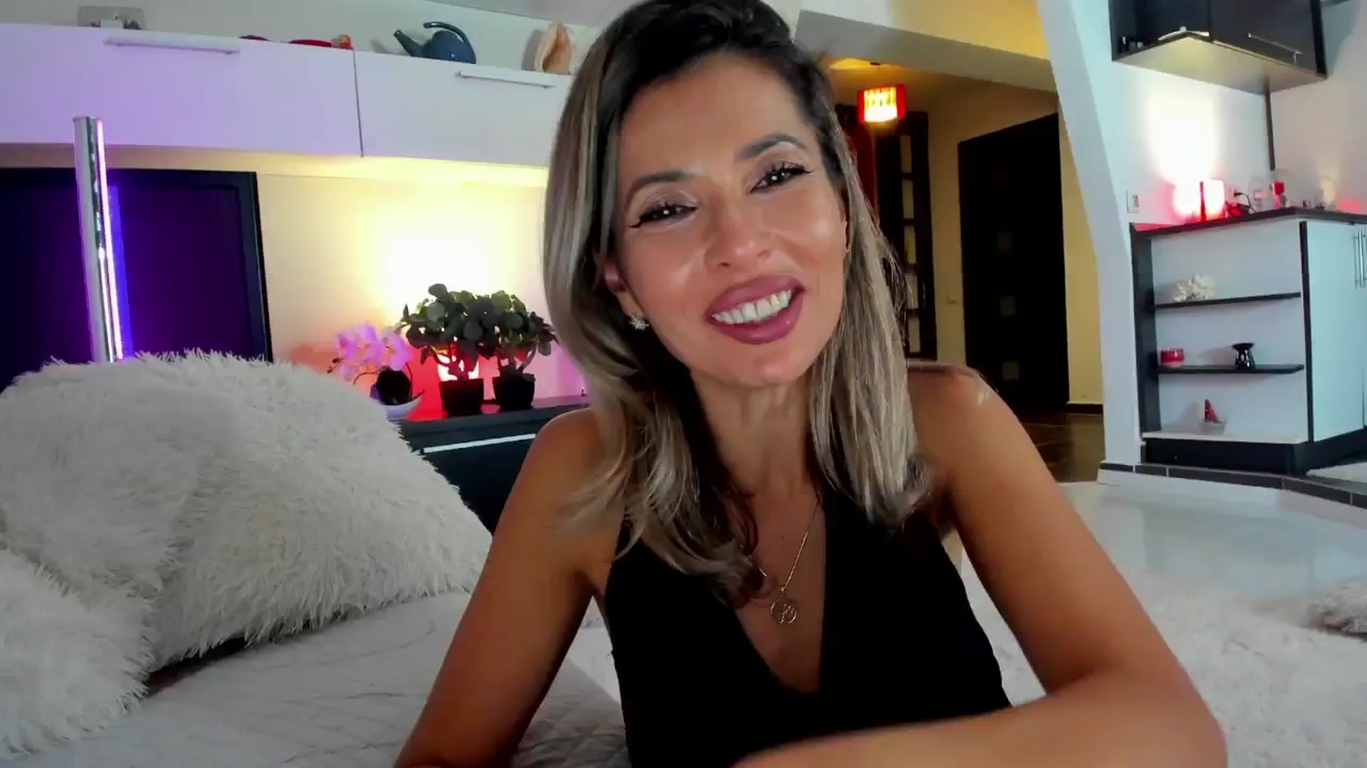Gallery image thumbnail from SmileyTinaa's myfreecams stream on, 11/15/2024, 01:57 image 19 of 20