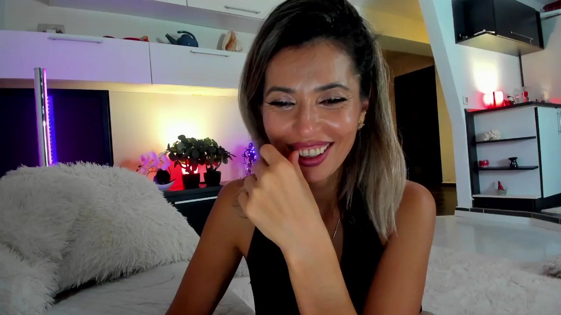 Gallery image thumbnail from SmileyTinaa's myfreecams stream on, 11/15/2024, 01:57 image 18 of 20