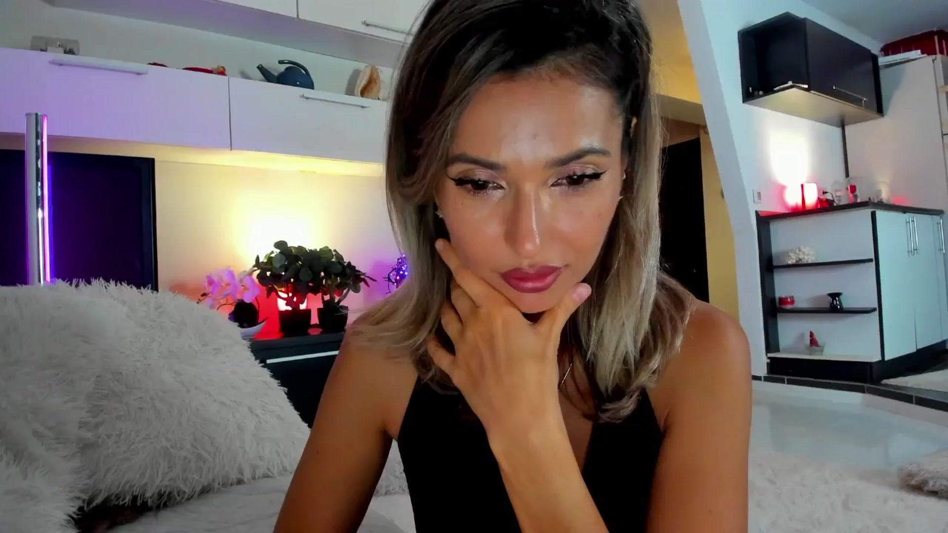 Gallery image thumbnail from SmileyTinaa's myfreecams stream on, 11/15/2024, 02:31 image 1 of 20