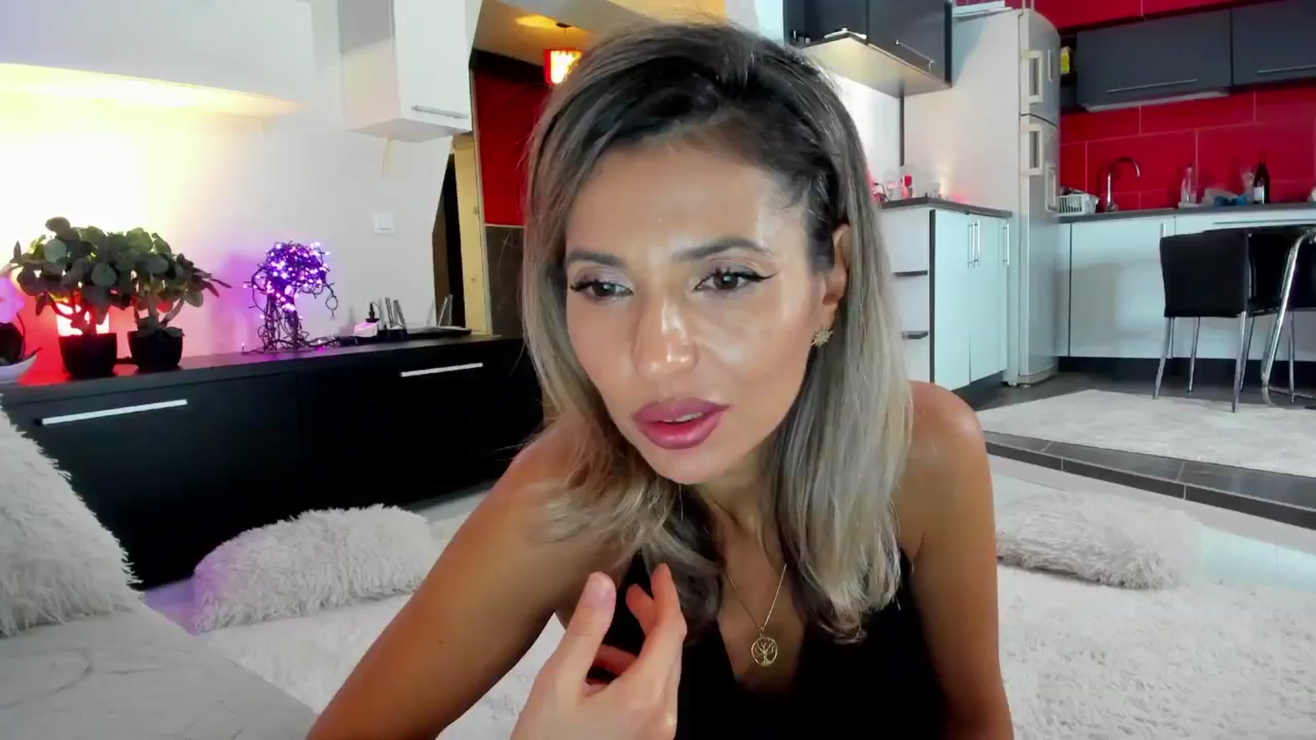 Gallery image thumbnail from SmileyTinaa's myfreecams stream on, 11/15/2024, 02:31 image 6 of 20