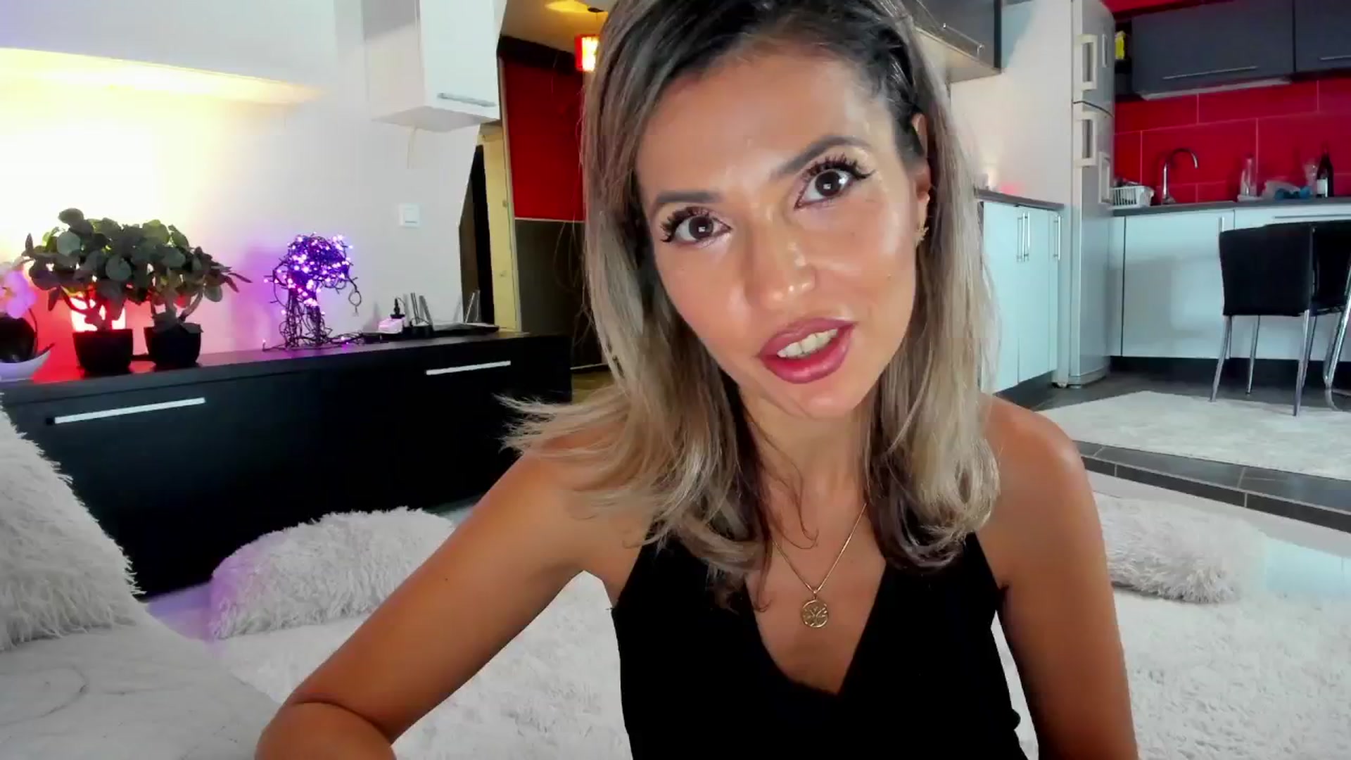 Gallery image thumbnail from SmileyTinaa's myfreecams stream on, 11/15/2024, 02:31 image 4 of 20