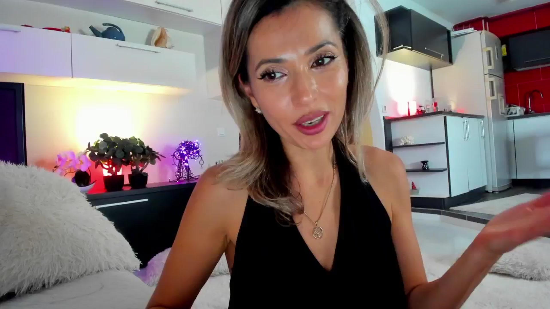 Gallery image thumbnail from SmileyTinaa's myfreecams stream on, 11/15/2024, 02:31 image 17 of 20