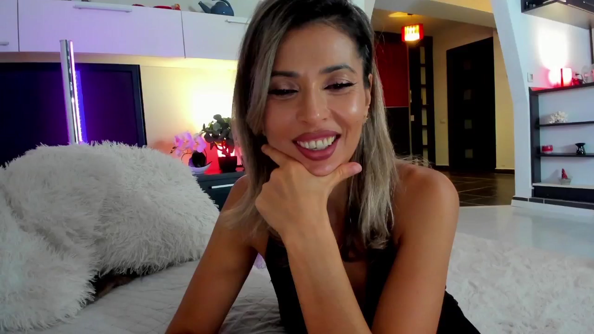 Gallery image thumbnail from SmileyTinaa's myfreecams stream on, 11/15/2024, 02:31 image 2 of 20