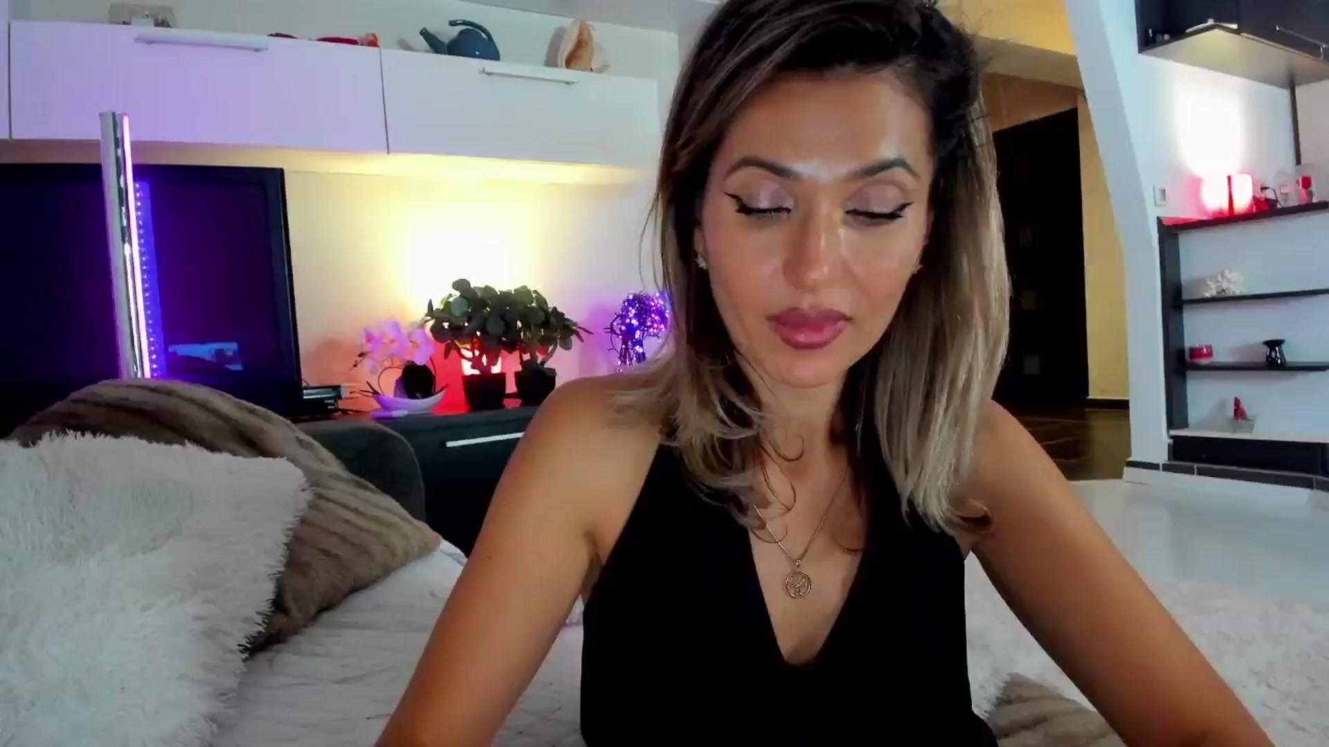 Gallery image thumbnail from SmileyTinaa's myfreecams stream on, 11/15/2024, 04:54 image 10 of 20