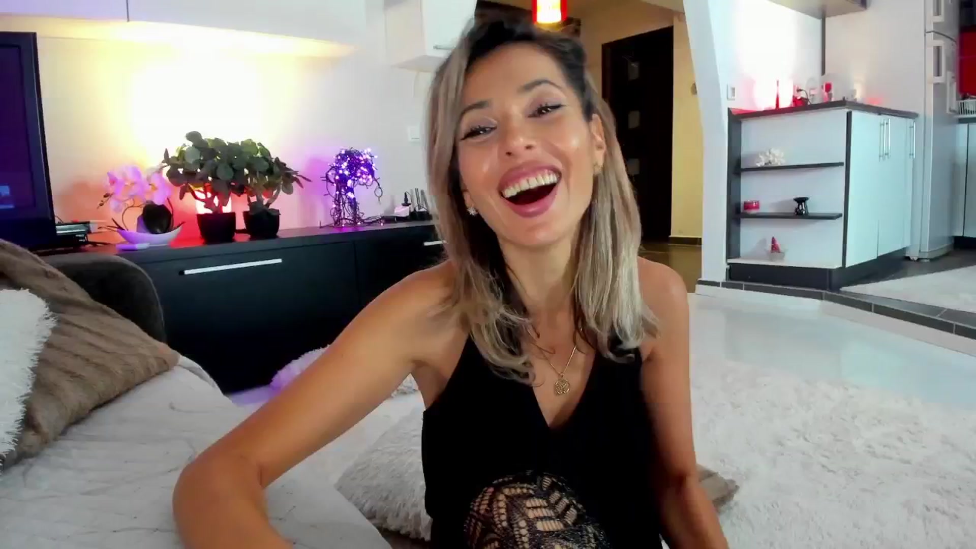 Gallery image thumbnail from SmileyTinaa's myfreecams stream on, 11/15/2024, 04:54 image 17 of 20