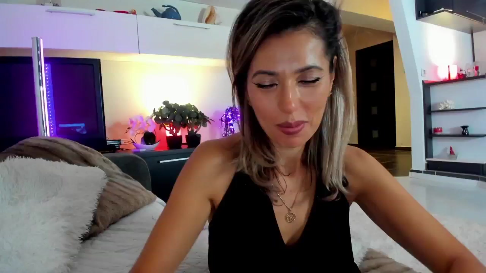 Gallery image thumbnail from SmileyTinaa's myfreecams stream on, 11/15/2024, 04:54 image 5 of 20