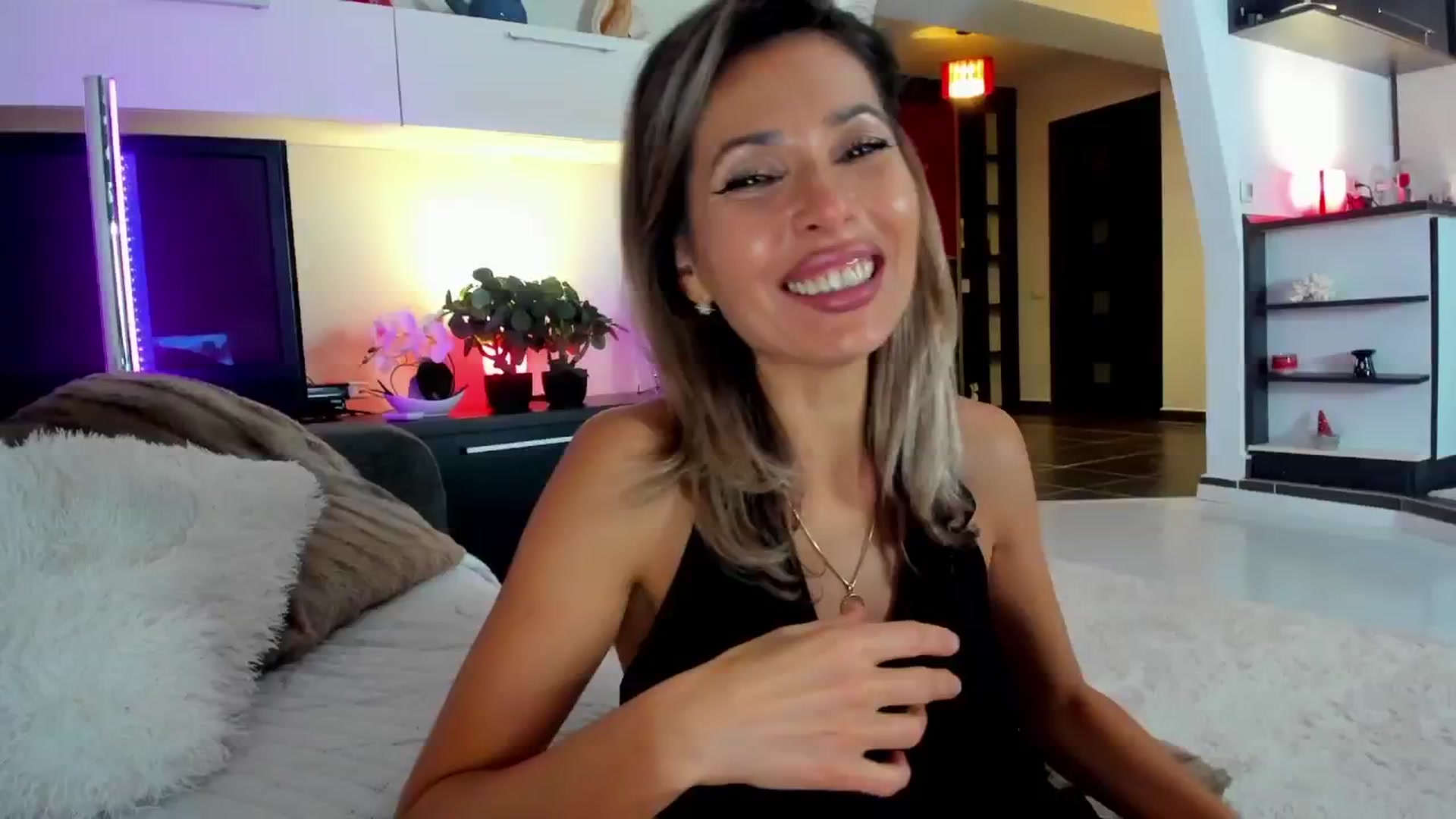 Gallery image thumbnail from SmileyTinaa's myfreecams stream on, 11/15/2024, 04:54 image 12 of 20
