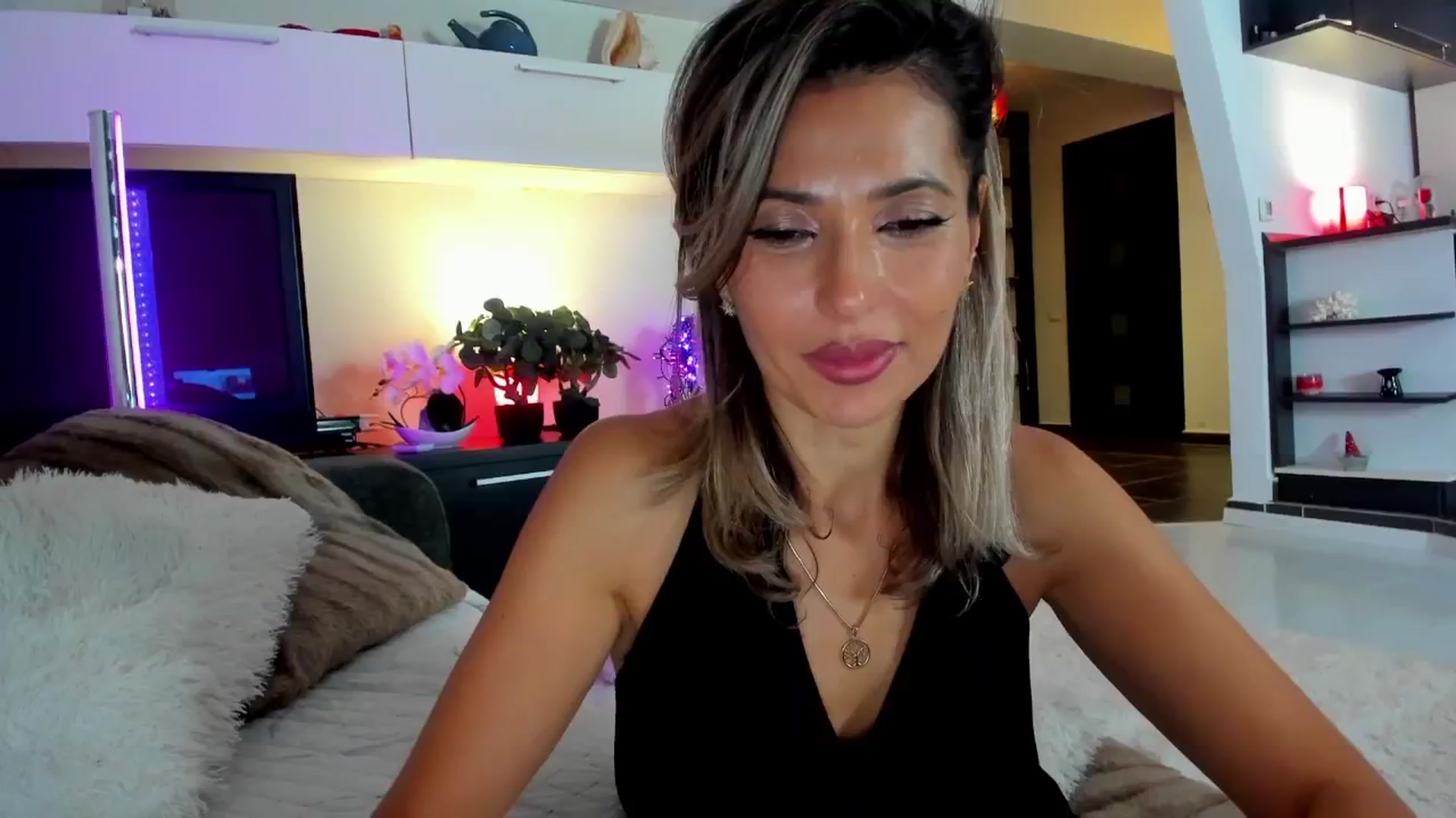 Gallery image thumbnail from SmileyTinaa's myfreecams stream on, 11/15/2024, 04:54 image 1 of 20