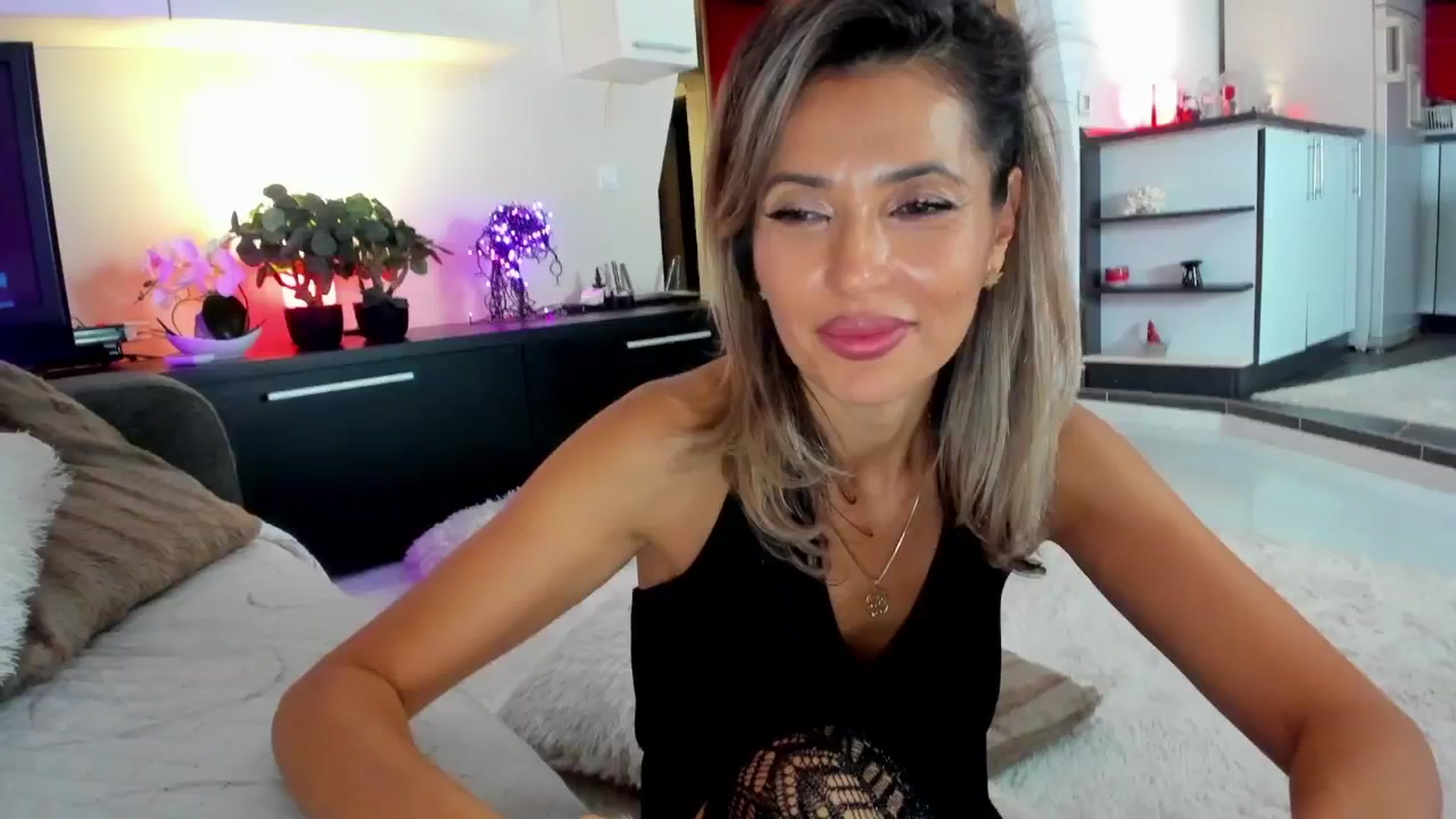 Gallery image thumbnail from SmileyTinaa's myfreecams stream on, 11/15/2024, 04:54 image 16 of 20