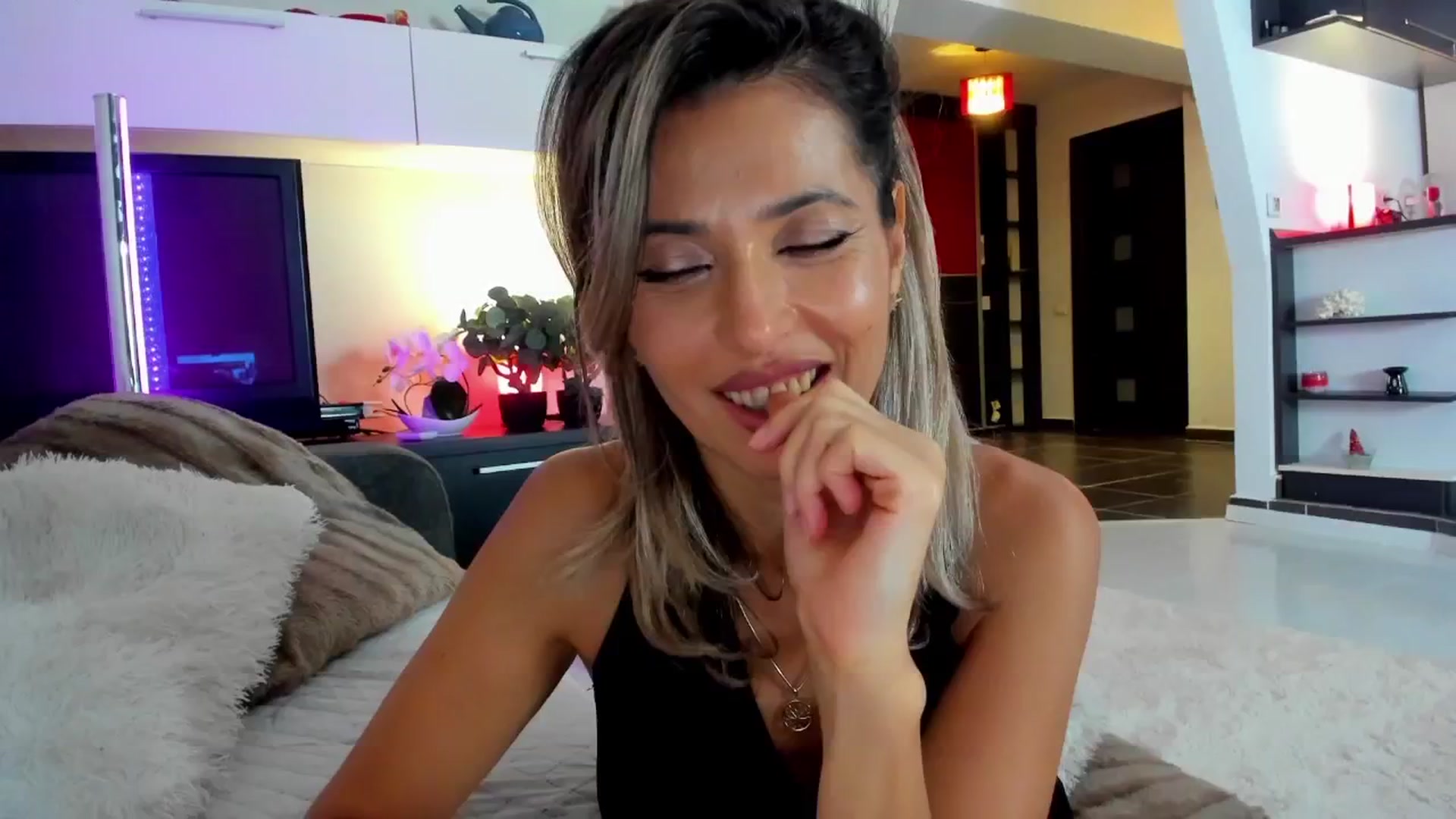 Gallery image thumbnail from SmileyTinaa's myfreecams stream on, 11/15/2024, 04:54 image 4 of 20