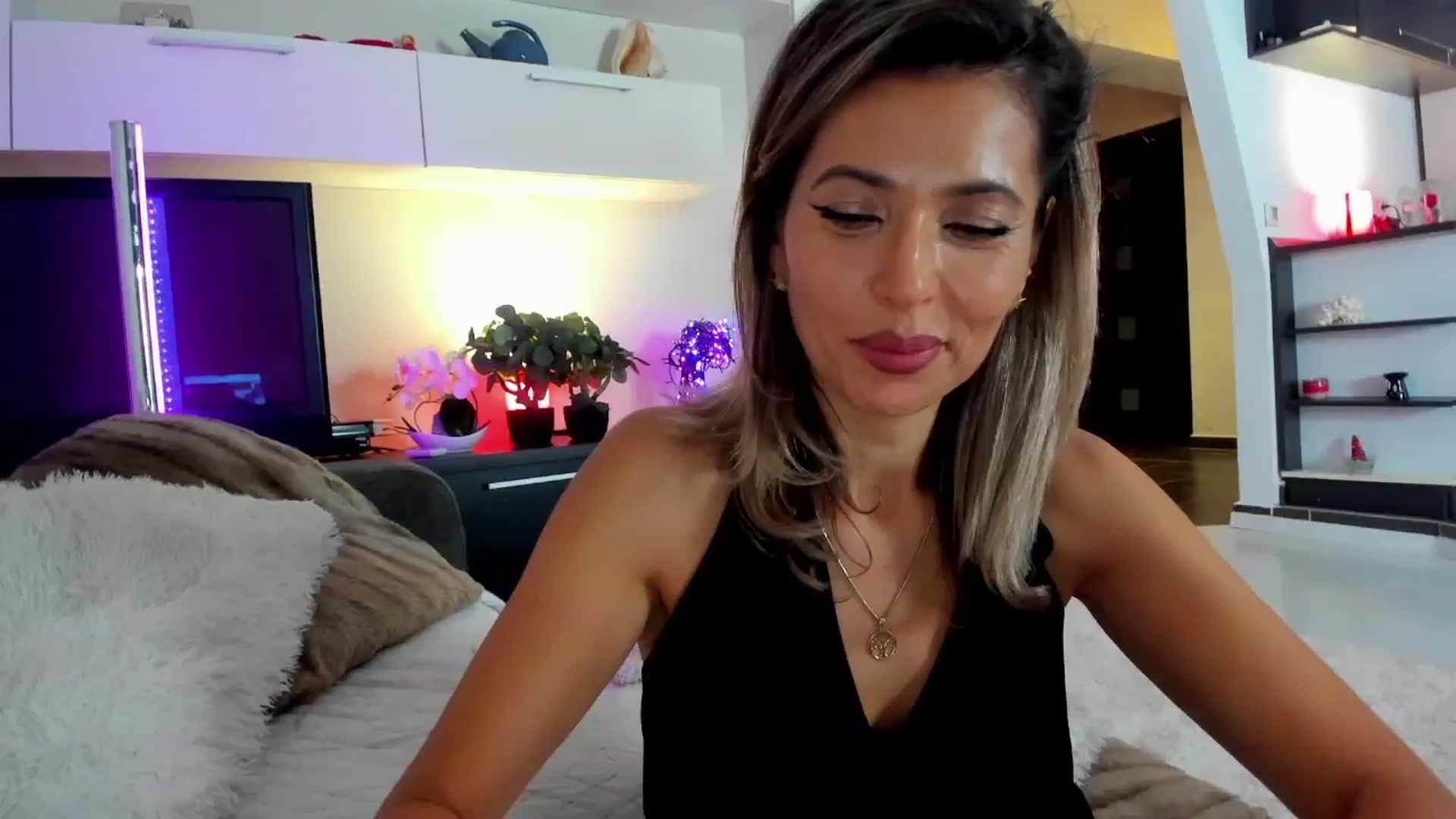 Gallery image thumbnail from SmileyTinaa's myfreecams stream on, 11/15/2024, 04:54 image 9 of 20