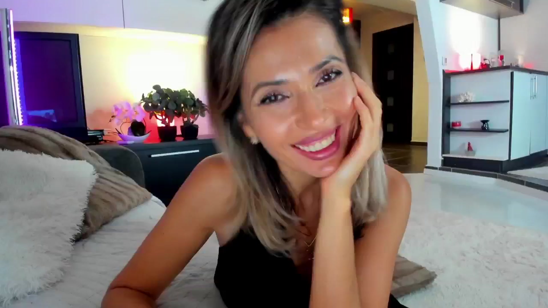 Gallery image thumbnail from SmileyTinaa's myfreecams stream on, 11/15/2024, 04:54 image 14 of 20