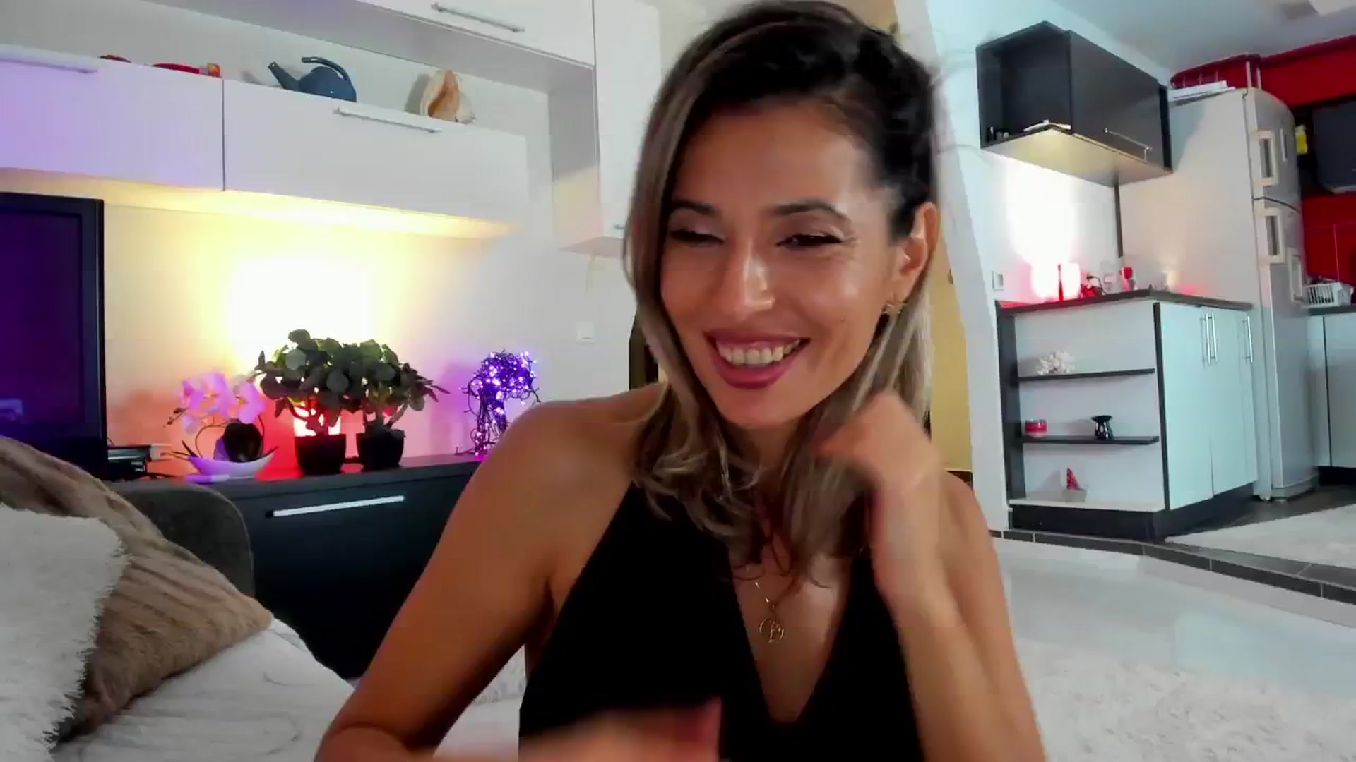 Gallery image thumbnail from SmileyTinaa's myfreecams stream on, 11/15/2024, 06:01 image 11 of 20