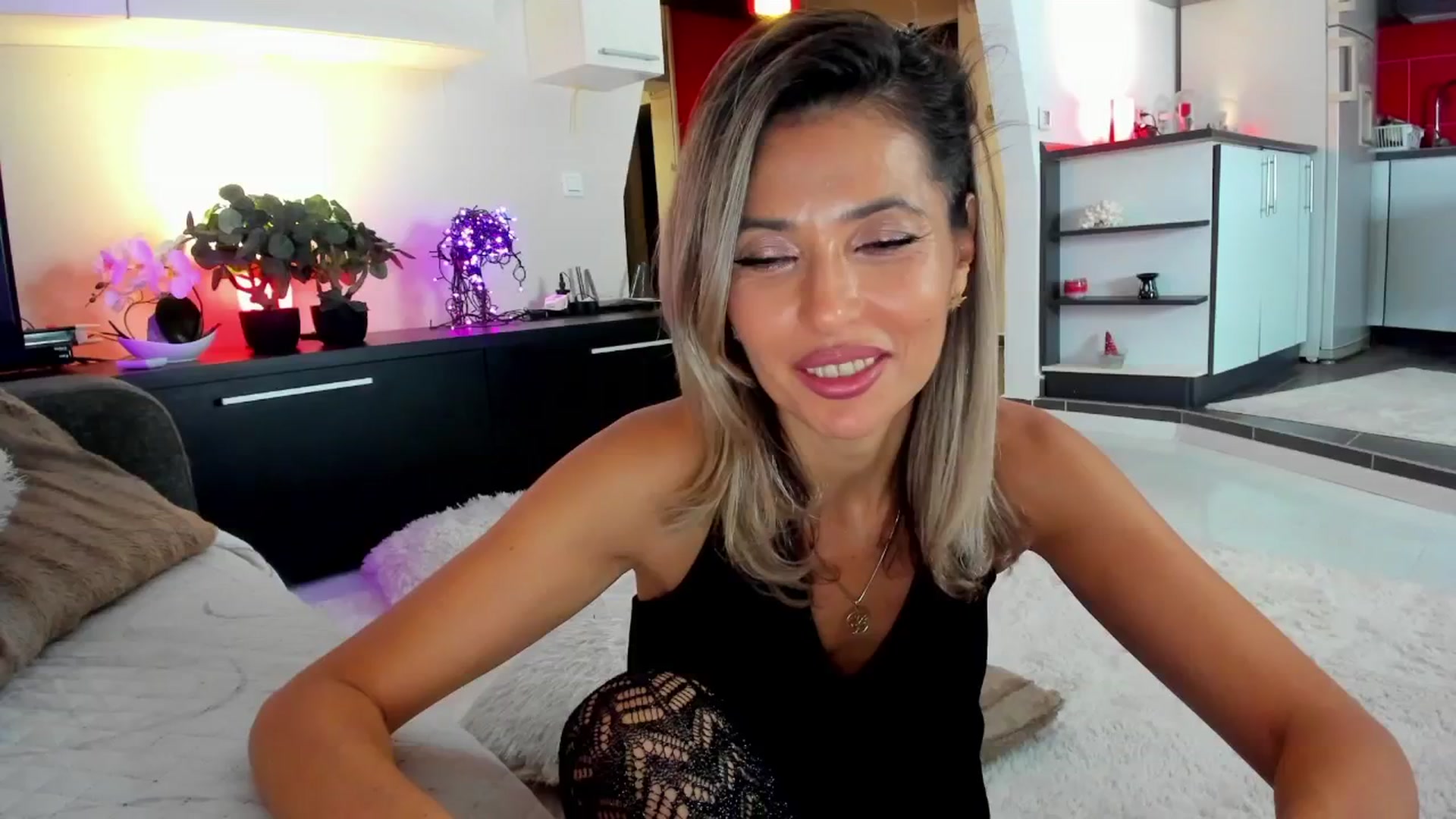 Gallery image thumbnail from SmileyTinaa's myfreecams stream on, 11/15/2024, 06:01 image 9 of 20