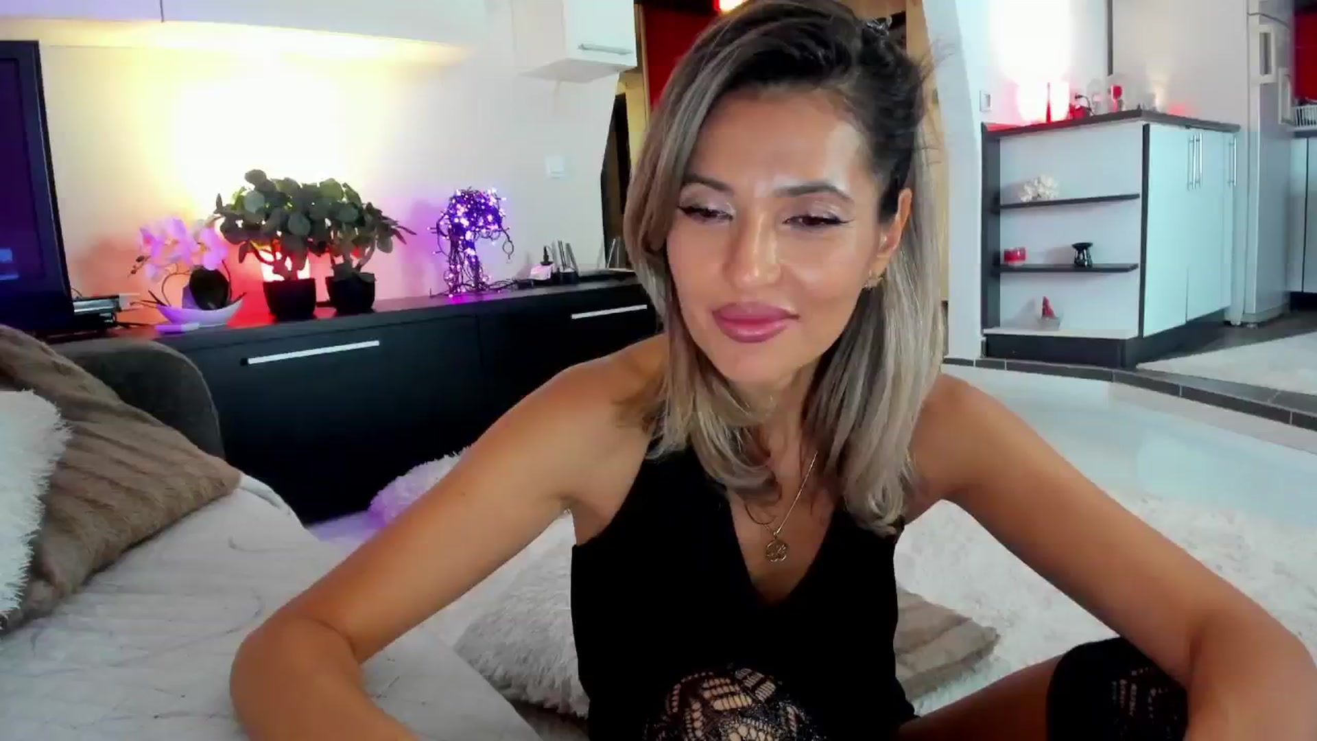 Gallery image thumbnail from SmileyTinaa's myfreecams stream on, 11/15/2024, 06:01 image 7 of 20