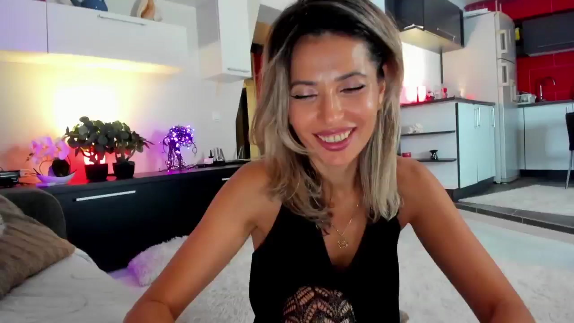 Gallery image thumbnail from SmileyTinaa's myfreecams stream on, 11/15/2024, 06:01 image 16 of 20