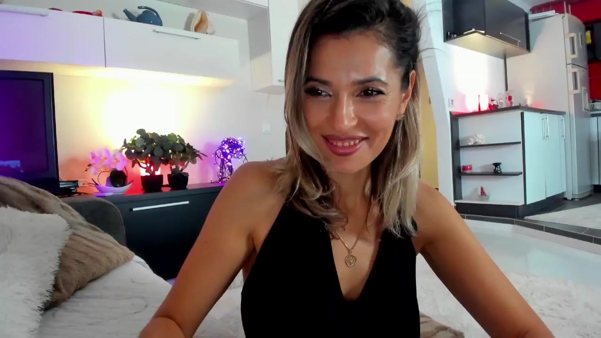 Gallery image thumbnail from SmileyTinaa's myfreecams stream on, 11/15/2024, 06:01 image 13 of 20