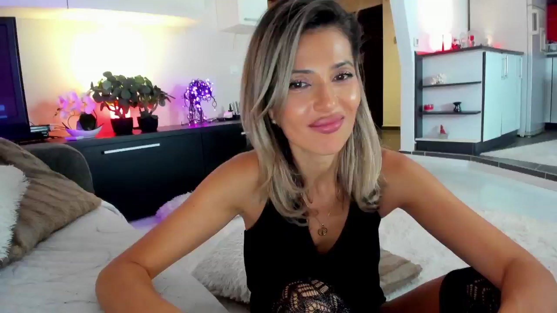 Gallery image thumbnail from SmileyTinaa's myfreecams stream on, 11/15/2024, 06:01 image 5 of 20