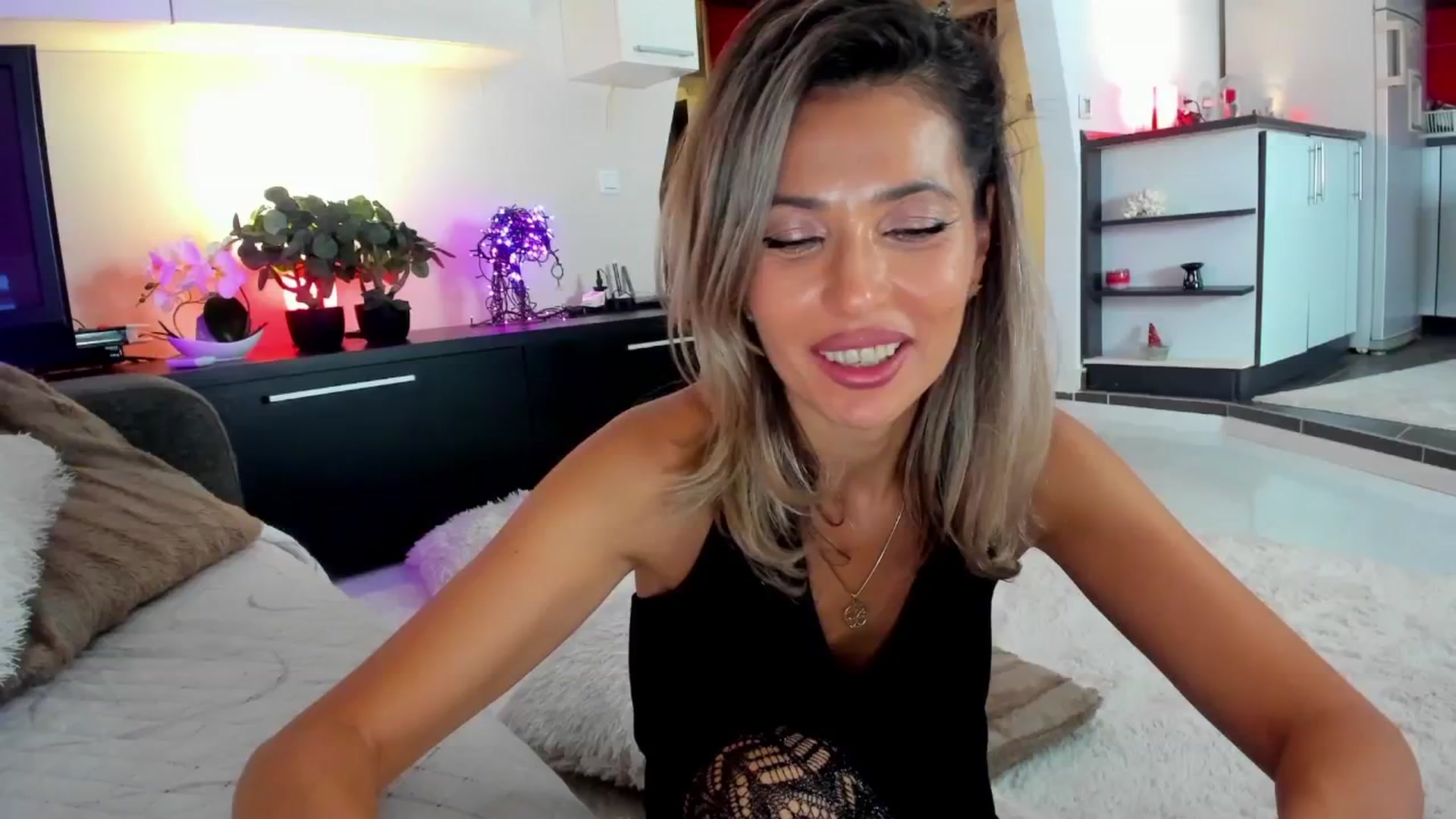 Gallery image thumbnail from SmileyTinaa's myfreecams stream on, 11/15/2024, 06:01 image 2 of 20