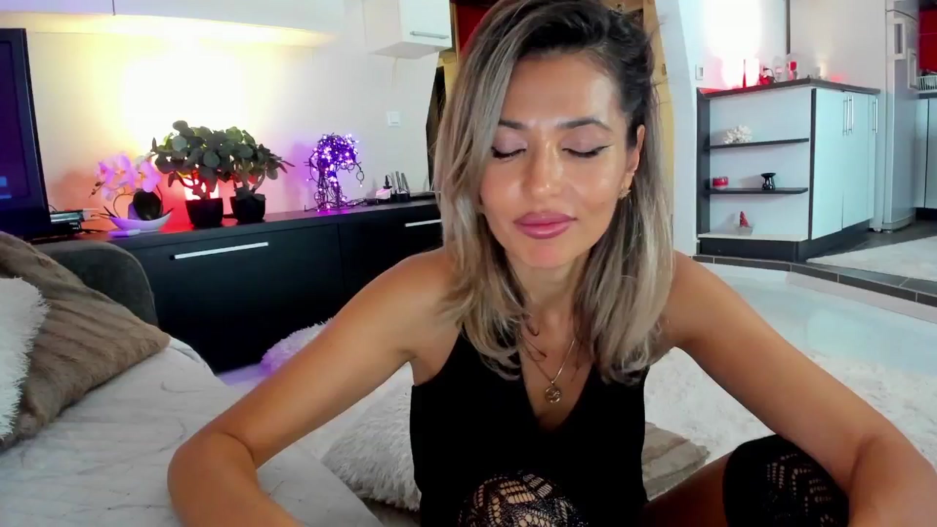Gallery image thumbnail from SmileyTinaa's myfreecams stream on, 11/15/2024, 06:01 image 3 of 20