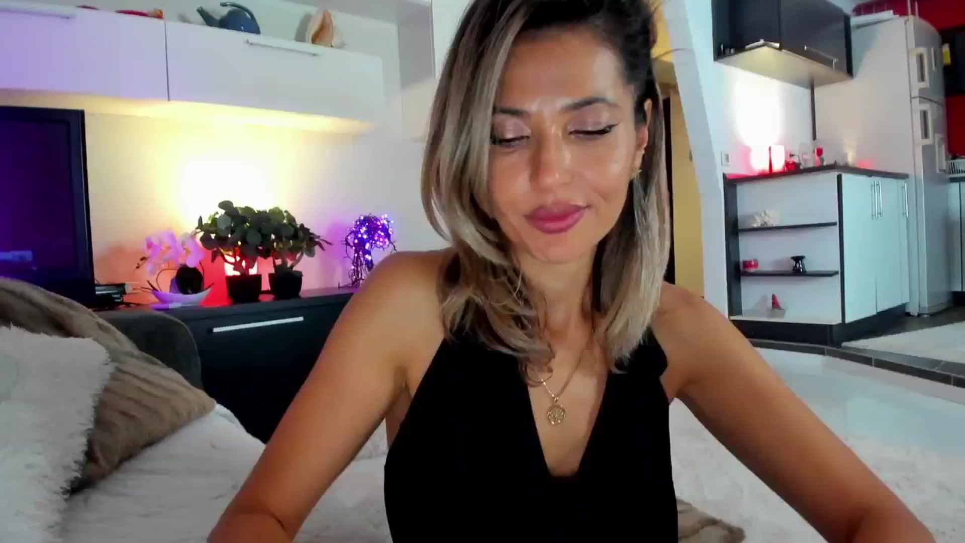 Gallery image thumbnail from SmileyTinaa's myfreecams stream on, 11/15/2024, 06:01 image 12 of 20