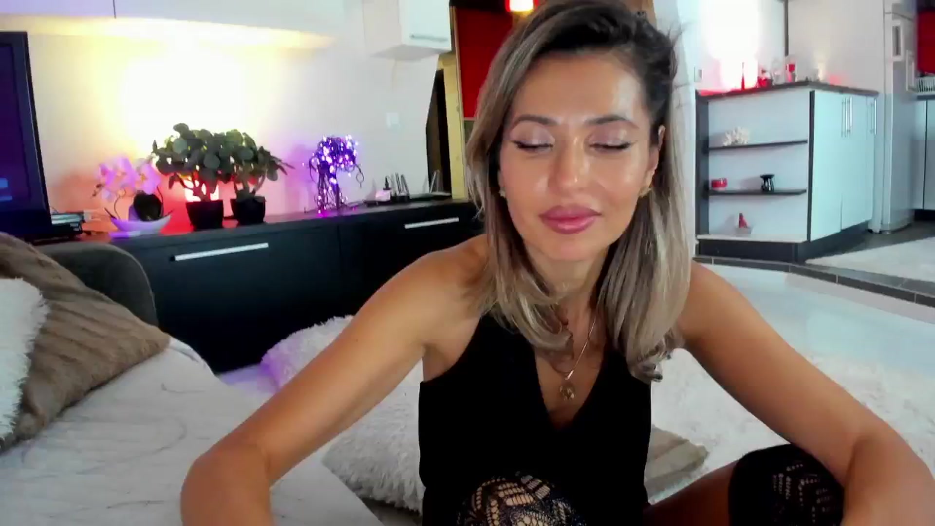 Gallery image thumbnail from SmileyTinaa's myfreecams stream on, 11/15/2024, 06:01 image 4 of 20