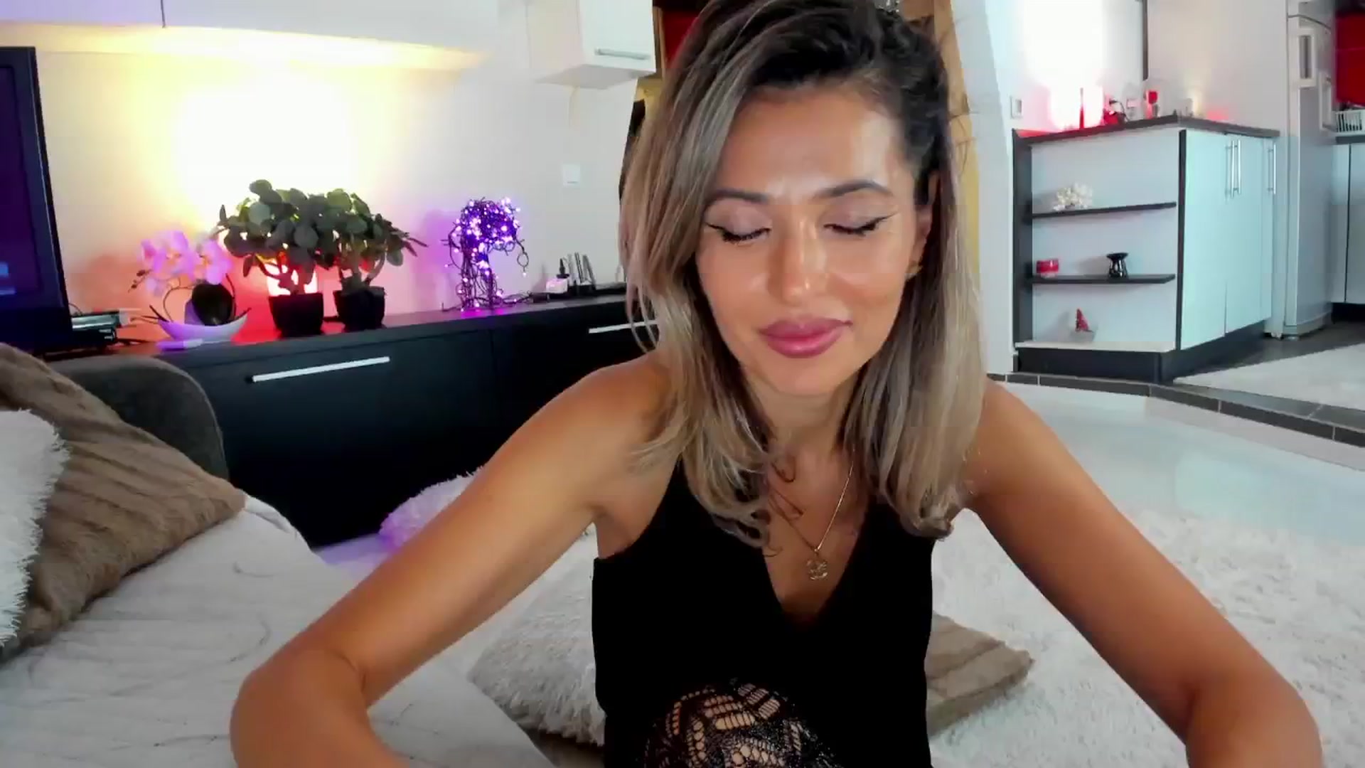 Gallery image thumbnail from SmileyTinaa's myfreecams stream on, 11/15/2024, 06:01 image 1 of 20