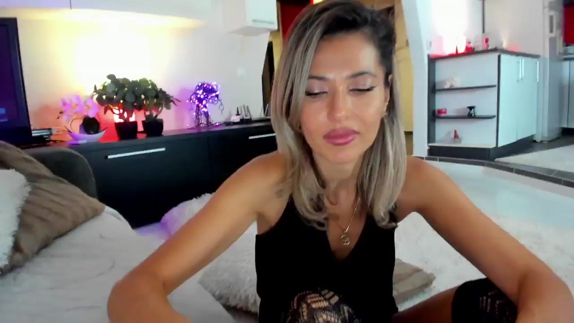 Gallery image thumbnail from SmileyTinaa's myfreecams stream on, 11/15/2024, 06:01 image 6 of 20