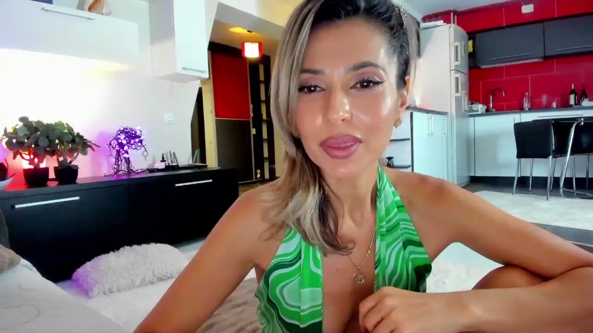 Gallery image thumbnail from SmileyTinaa's myfreecams stream on, 11/15/2024, 22:22 image 17 of 20